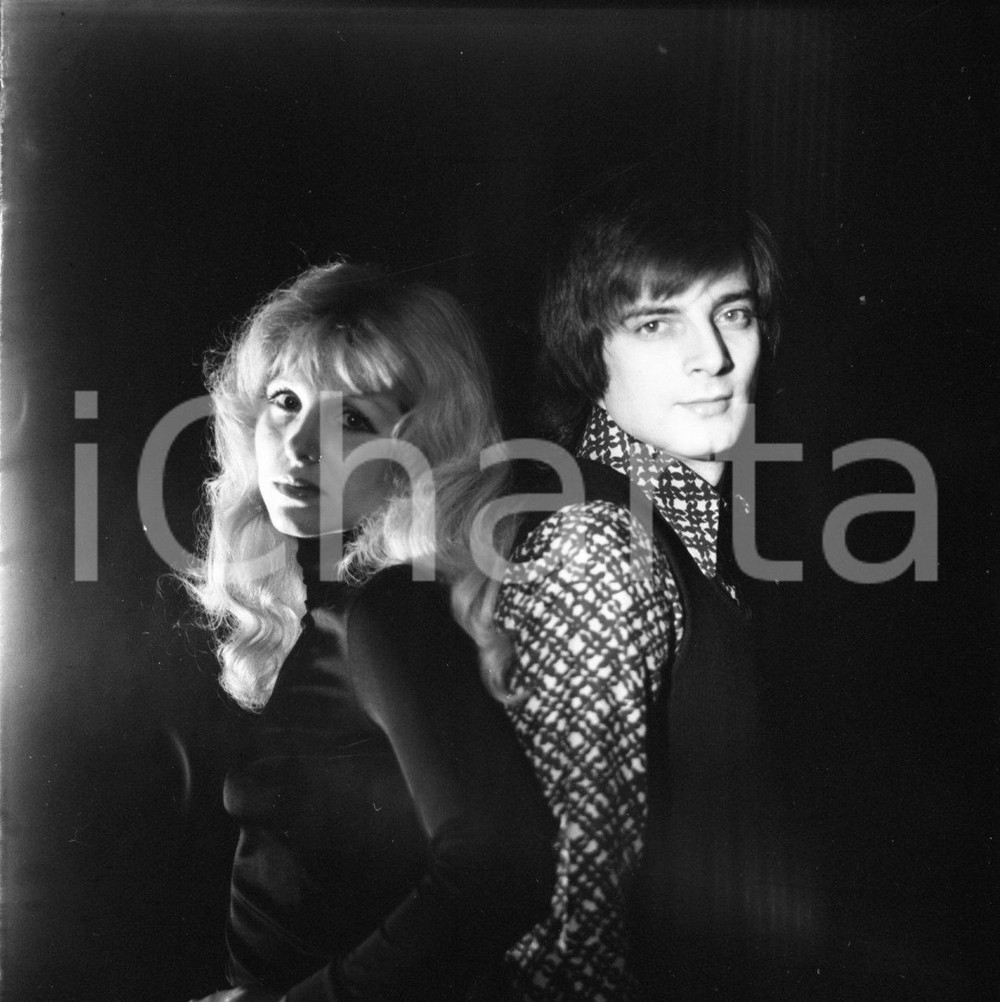 1972 MUSICA ELIO & ANGELIQUE la coppia di "Cos'è l'amore" NEGATIVO ORIGINALE 9 Negativo originale in bianco e nero su pellicola.  E' SEVERAMENTE VIETATA LA RIPRODUZIONE.TUTTI I DIRITTI SONO RISERVATI.ICharta mette in vendita, sul negozio eBay e in esclusiva sul sito "icharta" il proprio archivio composto da numerose diapositive e negativi fotografici d'epoca, tutti originali e autentici.Si tratta di uno sguardo inedito sull'attualità, la politica, la vita quotidiana, il gossip e la cultura, che fotografa il cambiamento della nazione (e non solo) tra il 1890 ed il 1990 circa. Un'occasione unica per il mercato del collezionismo, che vede finalmente disponibile un archivio eccezionale per vastità, tematiche e condizioni, in un settore (il negativo fotografico e la diapositiva) di assoluta novità e dalle interessanti prospettive di investimento. CONDIZIONI:FAIR/discretoFORMATO: cm 6 x 6 originale e autentica 1