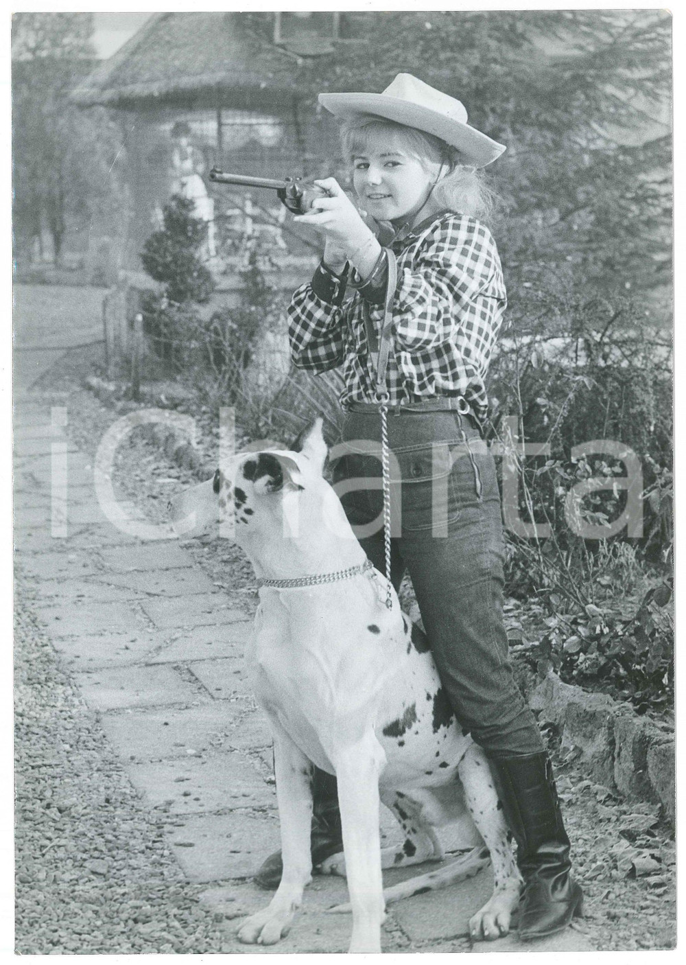 Fotografia d epoca originale 1960 ca FRANCE Chanteuse PEGGY Evelyn LESOURD cowgirl avec son chien Photo 1