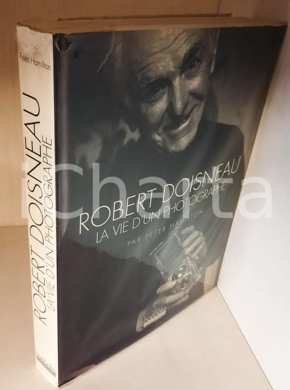 2000 Peter HAMILTON - Robert DOISNEAU: la vie d'un photographe *Ed. HOEBEKE Brossura editoriale, con copertina flessibile, riccamente illustrato b/n.Sovraccoperta in acetato.EDITORE: Paris - HoebekePAGINE: 380 CONDIZIONI:FAIR/discreto tagli alla sovraccoperta in acetato; piegatura angolare in copertinaFORMATO: 24x32 cm originale e autentica 1