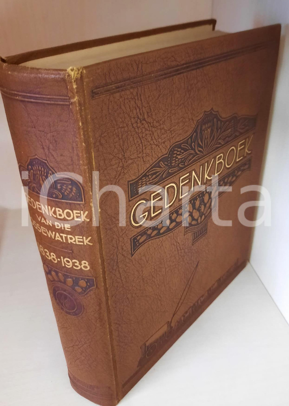 1940 H. J. KLOPPER - GEDENKBOEK: Van Die Ossewaens Op Die Pad Van Suid-Afrika Legatura editoriale in piena pelle, con fregi e titoli dorati ai piatti e al dorso.Illustrato b/n.EDITORE: Nasionale Pers Beperk - KaapstadPAGINE: 813 CONDIZIONI:FAIR/discreto buone condizioni interne, ma tracce d'uso in copertina, con lievi rosure e alcuni strappi ai riguardi al piatto posterioreFORMATO: 22x28 cm originale e autentica 1