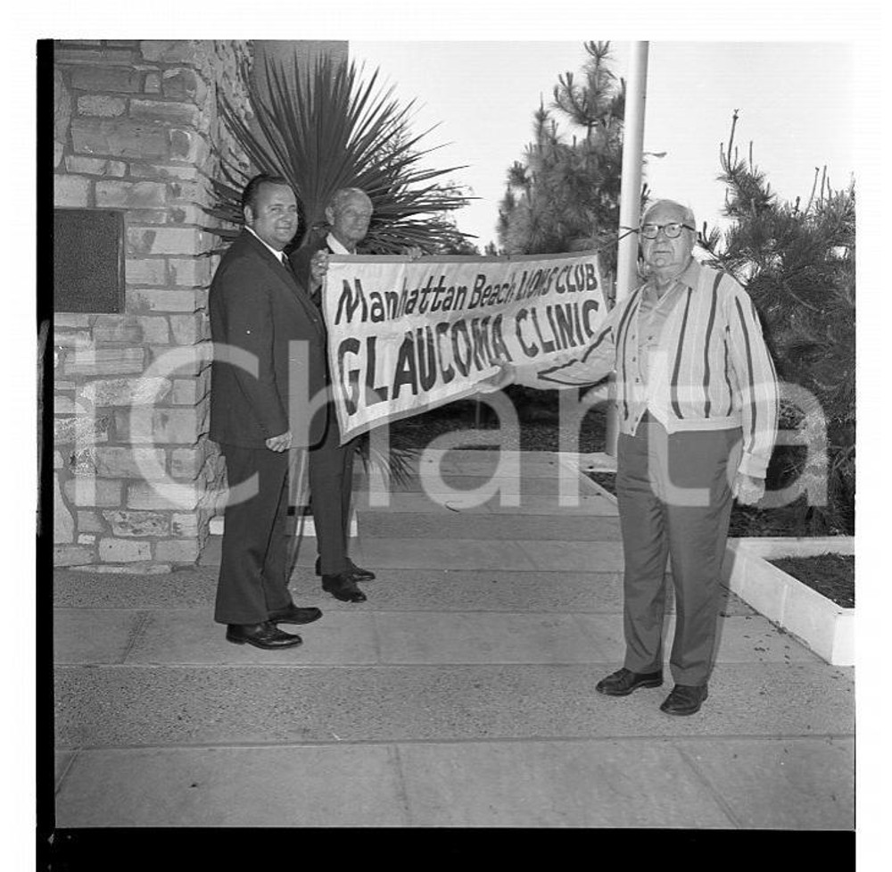 1958 MANHATTAN BEACH LIONS CLUB Glaucoma clinic *NEGATIVO OR. Negativo originale d'epoca in bianco e nero su pellicola.  E' SEVERAMENTE VIETATA LA RIPRODUZIONE.TUTTI I DIRITTI SONO RISERVATI.ICharta mette in vendita, sul negozio eBay e in esclusiva sul sito "icharta" il proprio archivio composto da numerose diapositive e negativi fotografici d'epoca, tutti originali e autentici.Si tratta di uno sguardo inedito sull'attualità, la politica, la vita quotidiana, il gossip e la cultura, che fotografa il cambiamento della nazione (e non solo) tra il 1890 ed il 1990 circa. Un'occasione unica per il mercato del collezionismo, che vede finalmente disponibile un archivio eccezionale per vastità, tematiche e condizioni, in un settore (il negativo fotografico e la diapositiva) di assoluta novità e dalle interessanti prospettive di investimento. CONDIZIONI:FAIR/discretoFORMATO: cm 6 x 6 originale e autentica 1