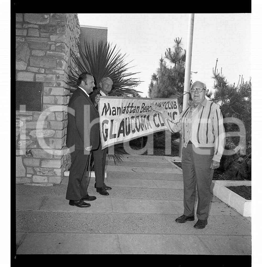 1958 MANHATTAN BEACH LIONS CLUB Glaucoma clinic *NEGATIVO ORIGINALE 1 Negativo originale d'epoca in bianco e nero su pellicola.  E' SEVERAMENTE VIETATA LA RIPRODUZIONE.TUTTI I DIRITTI SONO RISERVATI.ICharta mette in vendita, sul negozio eBay e in esclusiva sul sito "icharta" il proprio archivio composto da numerose diapositive e negativi fotografici d'epoca, tutti originali e autentici.Si tratta di uno sguardo inedito sull'attualità, la politica, la vita quotidiana, il gossip e la cultura, che fotografa il cambiamento della nazione (e non solo) tra il 1890 ed il 1990 circa. Un'occasione unica per il mercato del collezionismo, che vede finalmente disponibile un archivio eccezionale per vastità, tematiche e condizioni, in un settore (il negativo fotografico e la diapositiva) di assoluta novità e dalle interessanti prospettive di investimento. CONDIZIONI:FAIR/discretoFORMATO: cm 6 x 6 originale e autentica 1