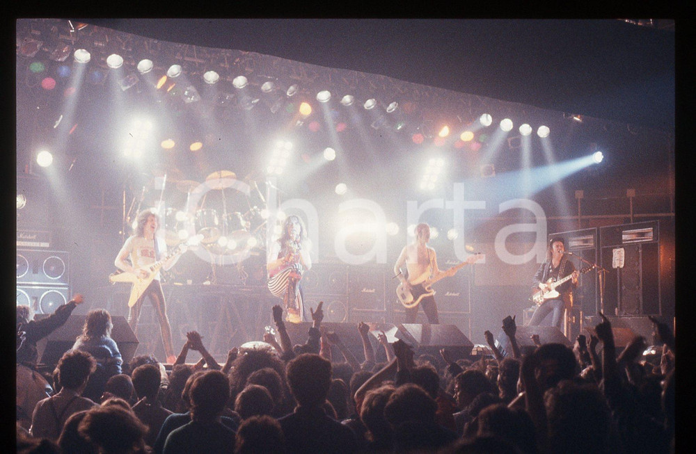 35mm vintage slide* 1985ca ITALIA MUSICA Biff BYFORD dei SAXON Live (2) Nella diapositiva compaiono anche Graham Oliver, Paul Quinn, Steven"Dobby" Dawson e Peter GillDiapositiva d'epoca, in formato 35 mm. CONDIZIONI: FAIR (la diapositiva presenta dei segni)E' severamente vietata la riproduzione. Tutti i diritti sono riservati. ICharta mette in vendita, sul negozio eBay e in esclusiva sul sito "icharta" il proprio archivio composto da numerose diapositive e negativi fotografici d'epoca, tutti originali e autentici, che attraversano la storia del costume italiano tra gli la fine degli anni Sessanta e Novanta.Si tratta di uno sguardo inedito sull'attualit&agrave;, la politica, la vita quotidiana, il gossip e la cultura, che fotografa il cambiamento della nazione in quest'ultimo scorcio del XX secolo. Un'occasione unica per il mercato del collezionismo, che vede finalmente disponibile un archivio eccezionale per vastit&agrave;, tematiche e condizioni, in un settore (il negativo fotografico e la diapositiva) di assoluta novit&agrave; e dalle interessanti prospettive di investimento.  originale e autentica 1