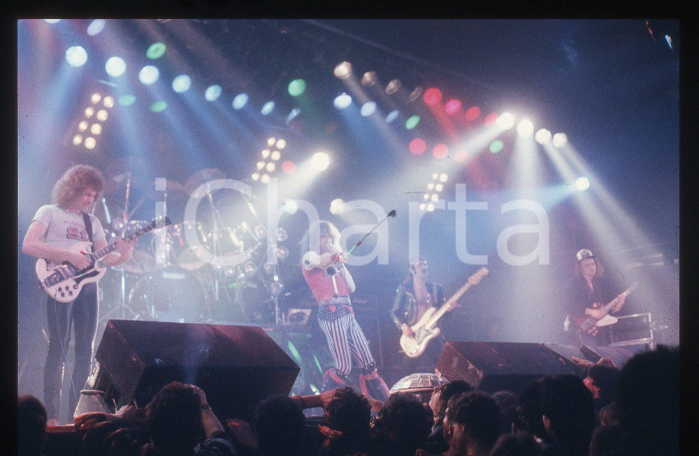 35mm vintage slide* 1985ca ITALIA MUSICA Biff BYFORD dei SAXON Live (3) Nella diapositiva compaiono anche Graham Oliver, Paul Quinn, Steven"Dobby" Dawson e Peter GillDiapositiva d'epoca, in formato 35 mm. CONDIZIONI: FAIR (la diapositiva presenta dei segni)E' severamente vietata la riproduzione. Tutti i diritti sono riservati. ICharta mette in vendita, sul negozio eBay e in esclusiva sul sito "icharta" il proprio archivio composto da numerose diapositive e negativi fotografici d'epoca, tutti originali e autentici, che attraversano la storia del costume italiano tra gli la fine degli anni Sessanta e Novanta.Si tratta di uno sguardo inedito sull'attualit&agrave;, la politica, la vita quotidiana, il gossip e la cultura, che fotografa il cambiamento della nazione in quest'ultimo scorcio del XX secolo. Un'occasione unica per il mercato del collezionismo, che vede finalmente disponibile un archivio eccezionale per vastit&agrave;, tematiche e condizioni, in un settore (il negativo fotografico e la diapositiva) di assoluta novit&agrave; e dalle interessanti prospettive di investimento.  originale e autentica 1
