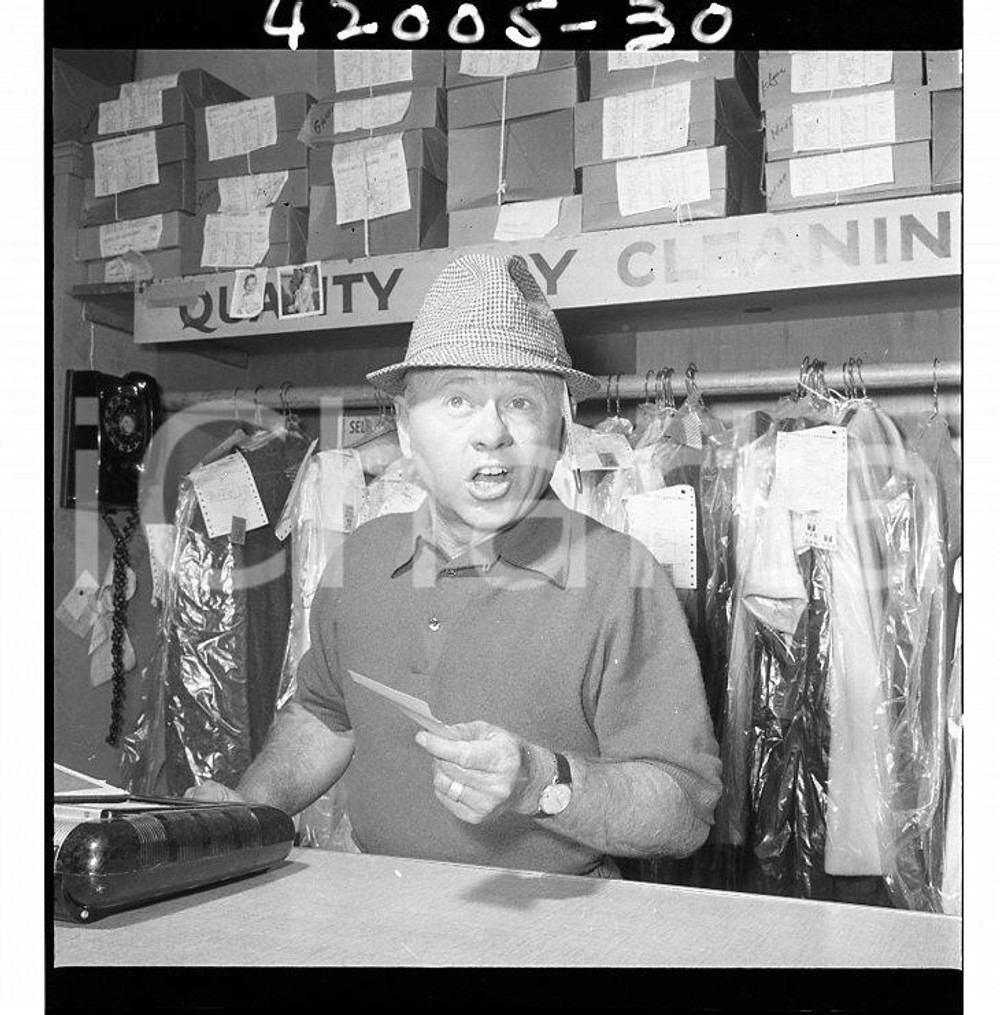 1970  MICKEY  ROONEY in laundry*NEGATIVO ORIGINALE Negativo originale d'epoca in bianco e nero su pellicola.  E' SEVERAMENTE VIETATA LA RIPRODUZIONE.TUTTI I DIRITTI SONO RISERVATI.ICharta mette in vendita, sul negozio eBay e in esclusiva sul sito "icharta" il proprio archivio composto da numerose diapositive e negativi fotografici d'epoca, tutti originali e autentici.Si tratta di uno sguardo inedito sull'attualità, la politica, la vita quotidiana, il gossip e la cultura, che fotografa il cambiamento della nazione (e non solo) tra il 1890 ed il 1990 circa. Un'occasione unica per il mercato del collezionismo, che vede finalmente disponibile un archivio eccezionale per vastità, tematiche e condizioni, in un settore (il negativo fotografico e la diapositiva) di assoluta novità e dalle interessanti prospettive di investimento. CONDIZIONI:FAIR/discretoFORMATO: cm 6 x 6 originale e autentica 1