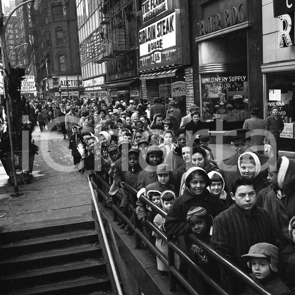 1959 CHICAGO STATE LAKE THEATER Folla per film Walt Disney *NEGATIVO ORIGINALE 8 marzo 1959 Spettatori in fila per la proiezione de "La bella addormentata"Negativo originale d'epoca in bianco e nero su pellicola.  E' SEVERAMENTE VIETATA LA RIPRODUZIONE.TUTTI I DIRITTI SONO RISERVATI.ICharta mette in vendita, sul negozio eBay e in esclusiva sul sito "icharta" il proprio archivio composto da numerose diapositive e negativi fotografici d'epoca, tutti originali e autentici.Si tratta di uno sguardo inedito sull'attualità, la politica, la vita quotidiana, il gossip e la cultura, che fotografa il cambiamento della nazione (e non solo) tra il 1890 ed il 1990 circa. Un'occasione unica per il mercato del collezionismo, che vede finalmente disponibile un archivio eccezionale per vastità, tematiche e condizioni, in un settore (il negativo fotografico e la diapositiva) di assoluta novità e dalle interessanti prospettive di investimento. CONDIZIONI:FAIR/discretoFORMATO: cm 6 x 6 originale e autentica 1