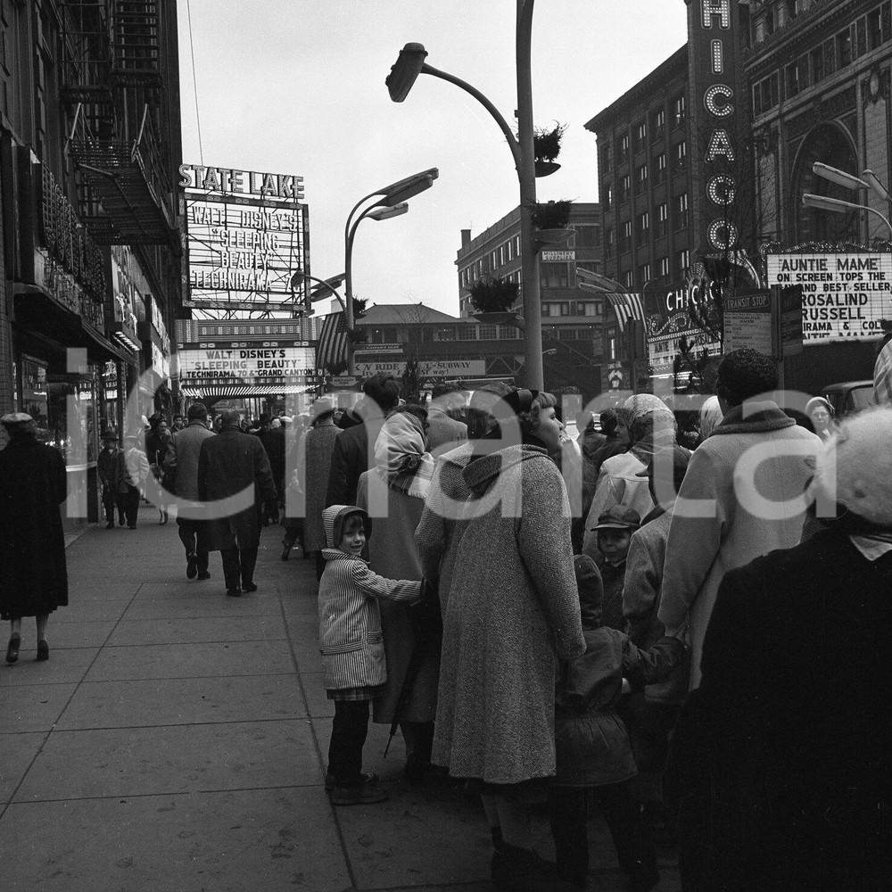 1959 CHICAGO STATE LAKE THEATER Folla per film Walt Disney *NEGATIVO ORIGINALE 1 8 marzo 1959 Spettatori in fila per la proiezione de "La bella addormentata"Negativo originale d'epoca in bianco e nero su pellicola.  E' SEVERAMENTE VIETATA LA RIPRODUZIONE.TUTTI I DIRITTI SONO RISERVATI.ICharta mette in vendita, sul negozio eBay e in esclusiva sul sito "icharta" il proprio archivio composto da numerose diapositive e negativi fotografici d'epoca, tutti originali e autentici.Si tratta di uno sguardo inedito sull'attualità, la politica, la vita quotidiana, il gossip e la cultura, che fotografa il cambiamento della nazione (e non solo) tra il 1890 ed il 1990 circa. Un'occasione unica per il mercato del collezionismo, che vede finalmente disponibile un archivio eccezionale per vastità, tematiche e condizioni, in un settore (il negativo fotografico e la diapositiva) di assoluta novità e dalle interessanti prospettive di investimento. CONDIZIONI:FAIR/discreto Lievi difetti trattandosi di pellicola rozzamente rifilata all'origineFORMATO: cm 6 x 6 originale e autentica 1