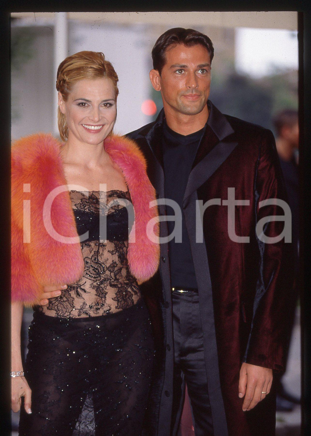 35mm vintage slide* 2000 ca SPETTACOLO Simona VENTURA con Stefano BETTARINI (3) Diapositiva d'epoca, in formato 35 mm. CONDIZIONI: GOODE' severamente vietata la riproduzione. Tutti i diritti sono riservati. ICharta mette in vendita, sul negozio eBay e in esclusiva sul sito "icharta" il proprio archivio composto da numerose diapositive e negativi fotografici d'epoca, tutti originali e autentici, che attraversano la storia del costume italiano tra gli la fine degli anni Sessanta e Novanta.Si tratta di uno sguardo inedito sull'attualit&agrave;, la politica, la vita quotidiana, il gossip e la cultura, che fotografa il cambiamento della nazione in quest'ultimo scorcio del XX secolo. Un'occasione unica per il mercato del collezionismo, che vede finalmente disponibile un archivio eccezionale per vastit&agrave;, tematiche e condizioni, in un settore (il negativo fotografico e la diapositiva) di assoluta novit&agrave; e dalle interessanti prospettive di investimento.  originale e autentica 1