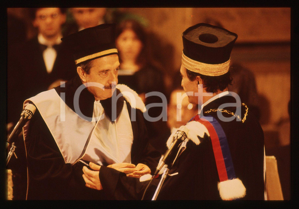 35mm vintage slide* 1988 UNIVERSITA' BOLOGNA Raul Ricardo ALFONSIN Ritratto 46  Diapositiva d'epoca, in formato 35 mm. La diapositiva ritrae il rettore Fabio Alberto Roversi Monaco e il presidente argentino Raul Ricardo Alfonsin, insignito della laurea honoris causa in giurisprudenza dall'Universit&agrave; di Bologna il 22 novembre 1988.CONDIZIONI: GOOD  Tutti i diritti riservati.E' severamente vietata la riproduzione. ICharta mette in vendita, sul negozio eBay e in esclusiva sul sito "icharta" il proprio archivio composto da numerose diapositive e negativi fotografici d'epoca, tutti originali e autentici, che attraversano la storia del costume italiano tra gli la fine degli anni Sessanta e Novanta.Si tratta di uno sguardo inedito sull'attualit&agrave;, la politica, la vita quotidiana, il gossip e la cultura, che fotografa il cambiamento della nazione in quest'ultimo scorcio del XX secolo. Un'occasione unica per il mercato del collezionismo, che vede finalmente disponibile un archivio eccezionale per vastit&agrave;, tematiche e condizioni, in un settore (il negativo fotografico e la diapositiva) di assoluta novit&agrave; e dalle interessanti prospettive di investimento.  originale e autentica 1