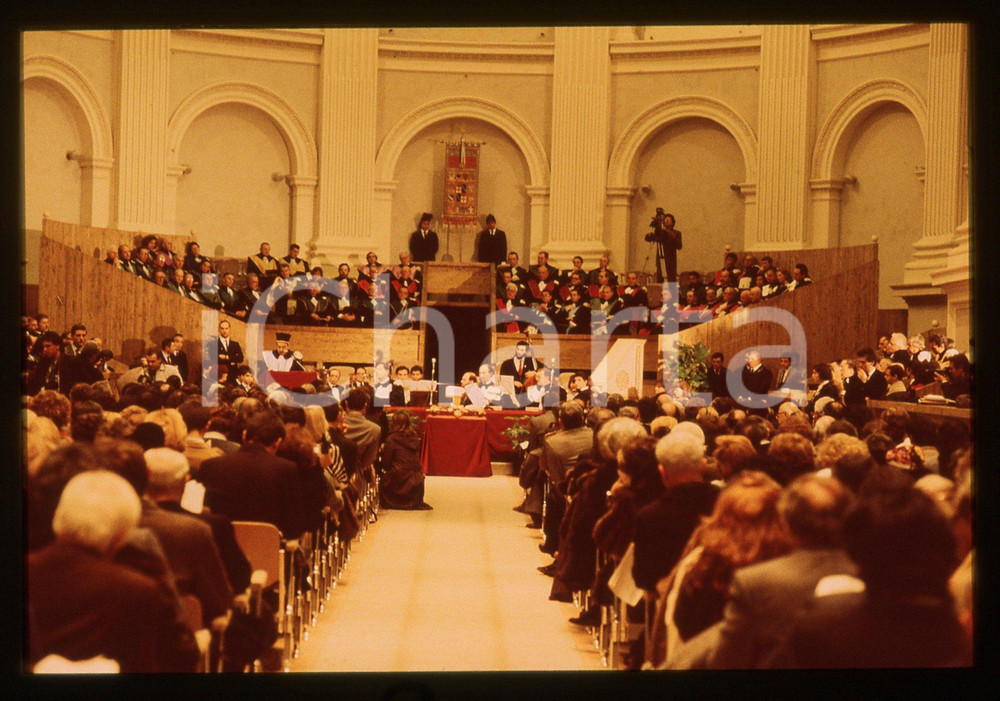 35mm vintage slide* 1988 UNIVERSITA' DI BOLOGNA Aula Magna Santa Lucia (1)  Diapositiva d'epoca, in formato 35 mm. La diapositiva ritrae il presidente argentino Raul Ricardo Alfonsin, insignito della laurea honoris causa in giurisprudenza dall'Universit&agrave; di Bologna il 22 novembre 1988.CONDIZIONI: GOOD  Tutti i diritti riservati.E' severamente vietata la riproduzione. ICharta mette in vendita, sul negozio eBay e in esclusiva sul sito "icharta" il proprio archivio composto da numerose diapositive e negativi fotografici d'epoca, tutti originali e autentici, che attraversano la storia del costume italiano tra gli la fine degli anni Sessanta e Novanta.Si tratta di uno sguardo inedito sull'attualit&agrave;, la politica, la vita quotidiana, il gossip e la cultura, che fotografa il cambiamento della nazione in quest'ultimo scorcio del XX secolo. Un'occasione unica per il mercato del collezionismo, che vede finalmente disponibile un archivio eccezionale per vastit&agrave;, tematiche e condizioni, in un settore (il negativo fotografico e la diapositiva) di assoluta novit&agrave; e dalle interessanti prospettive di investimento.  originale e autentica 1
