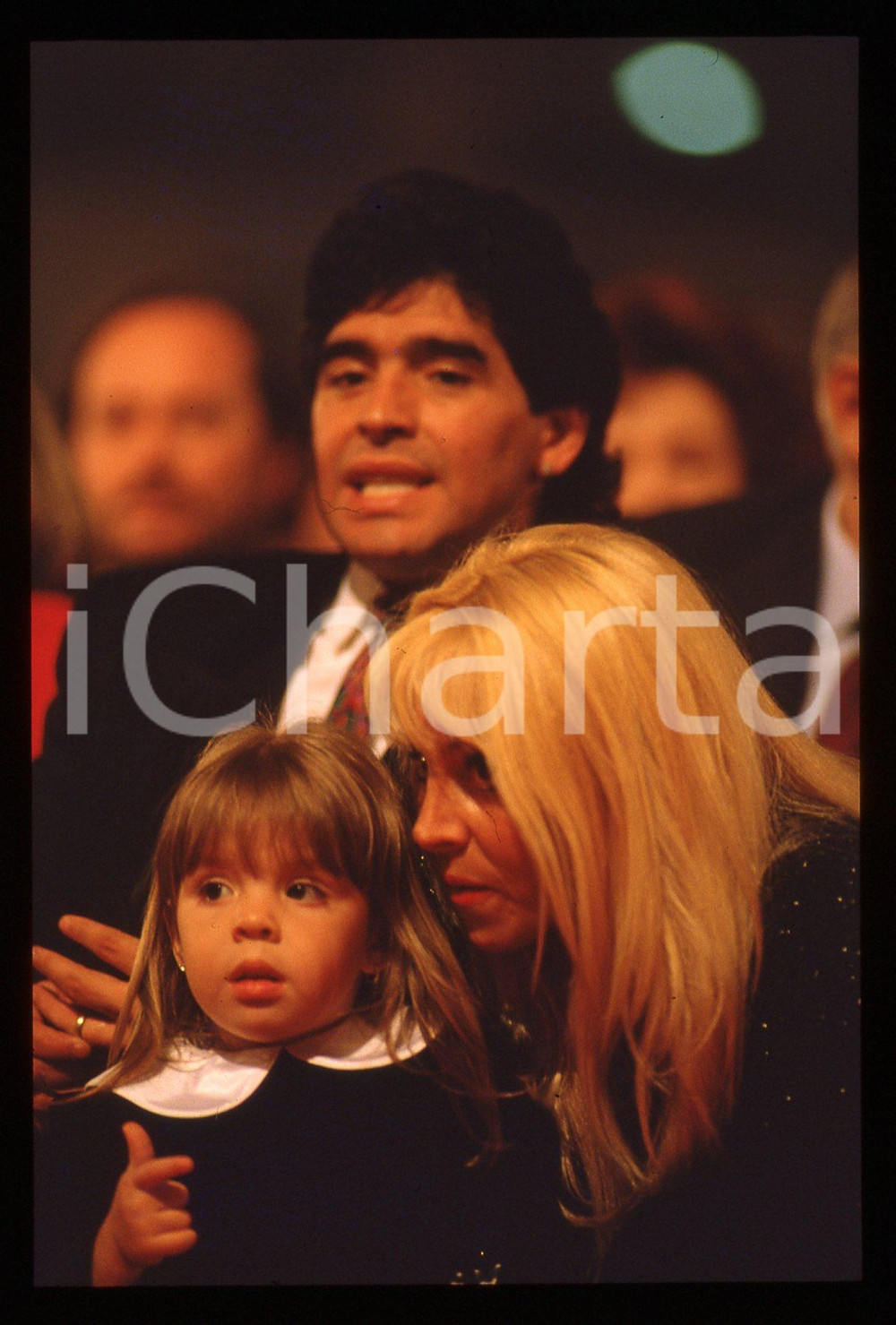 35mm vintage slide* 1990ca ITALIA - COSTUME Diego MARADONA Claudia VILLAFANE 20 La diapositiva ritrae Diego Armando Maradona insieme alla moglie Claudia Villafane e alla figlia Dalma Nerea ad un eventoDiapositiva d'epoca, in formato 35 mm.CONDIZIONI: GOODTutti i diritti riservati.E' severamente vietata la riproduzione. ICharta mette in vendita, sul negozio eBay e in esclusiva sul sito "icharta" il proprio archivio composto da numerose diapositive e negativi fotografici d'epoca, tutti originali e autentici, che attraversano la storia del costume italiano tra gli la fine degli anni Sessanta e Novanta.Si tratta di uno sguardo inedito sull'attualit&agrave;, la politica, la vita quotidiana, il gossip e la cultura, che fotografa il cambiamento della nazione in quest'ultimo scorcio del XX secolo. Un'occasione unica per il mercato del collezionismo, che vede finalmente disponibile un archivio eccezionale per vastit&agrave;, tematiche e condizioni, in un settore (il negativo fotografico e la diapositiva) di assoluta novit&agrave; e dalle interessanti prospettive di investimento.  originale e autentica 1