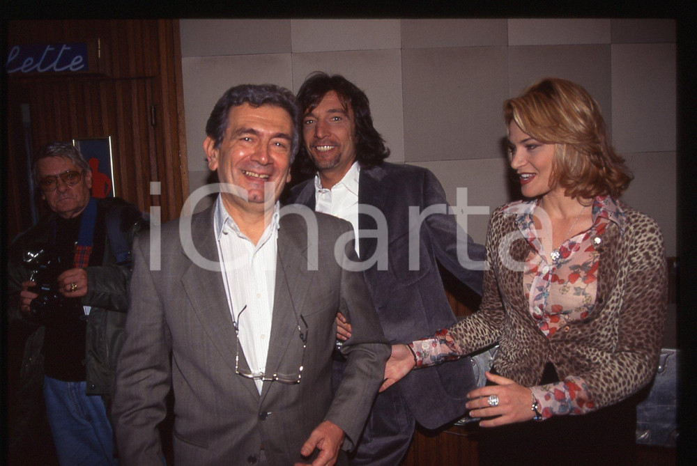 35mm vintage slide* 1995 RAI NEWS Mario MAFFUCCI e Simona VENTURA Ritratto (6) Diapositiva d'epoca, in formato 35 mm.Nellla diapositiva appare anche Claudio Cecchetto. CONDIZIONI: GOODE' severamente vietata la riproduzione. Tutti i diritti sono riservati. ICharta mette in vendita, sul negozio eBay e in esclusiva sul sito "icharta" il proprio archivio composto da numerose diapositive e negativi fotografici d'epoca, tutti originali e autentici, che attraversano la storia del costume italiano tra gli la fine degli anni Sessanta e Novanta.Si tratta di uno sguardo inedito sull'attualit&agrave;, la politica, la vita quotidiana, il gossip e la cultura, che fotografa il cambiamento della nazione in quest'ultimo scorcio del XX secolo. Un'occasione unica per il mercato del collezionismo, che vede finalmente disponibile un archivio eccezionale per vastit&agrave;, tematiche e condizioni, in un settore (il negativo fotografico e la diapositiva) di assoluta novit&agrave; e dalle interessanti prospettive di investimento.  originale e autentica 1