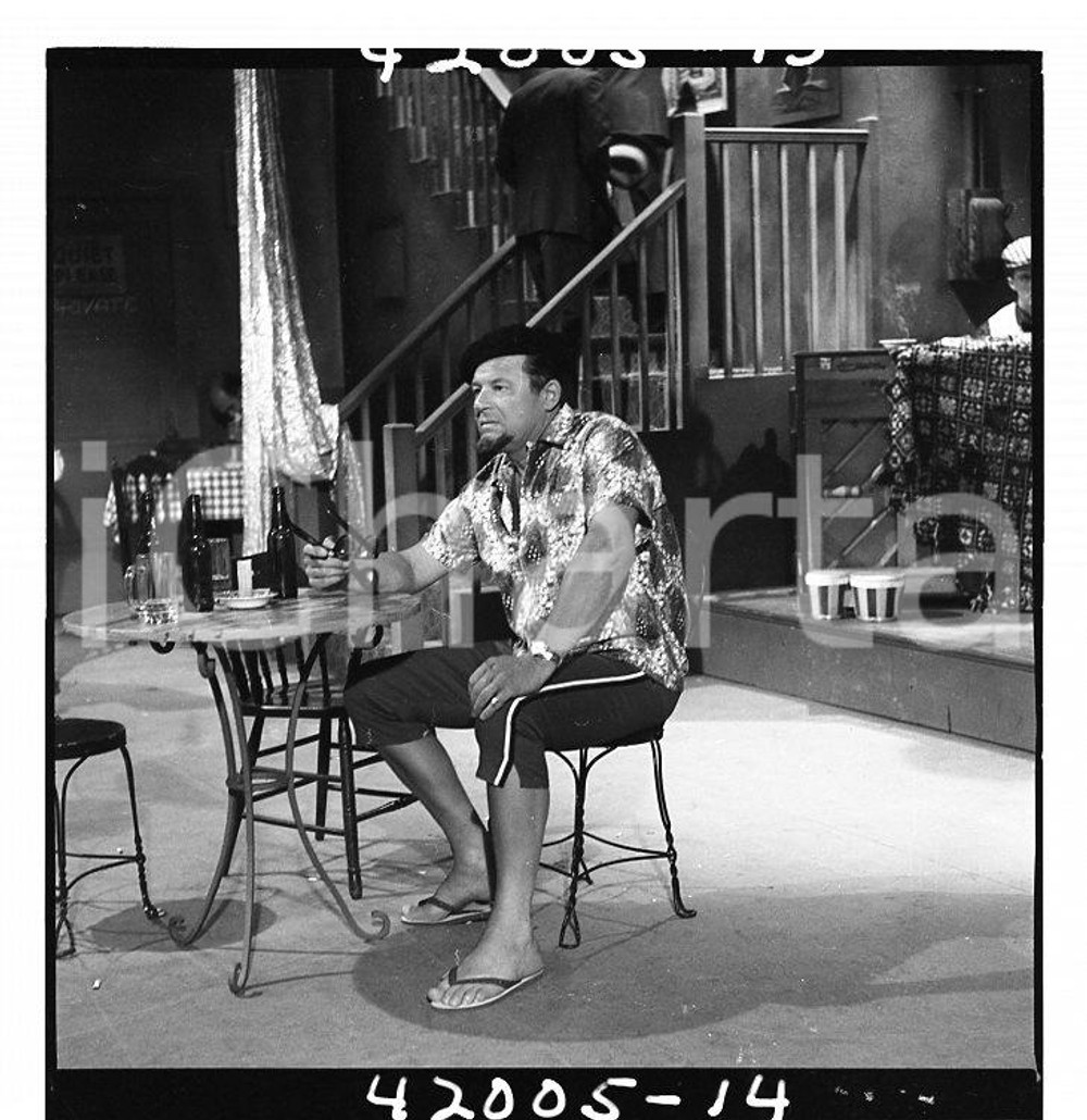 1960 JACK CARSON attore, foto di scena - NEGATIVO ORIGINALE Negativo originale d'epoca in bianco e nero su pellicola.  E' SEVERAMENTE VIETATA LA RIPRODUZIONE.TUTTI I DIRITTI SONO RISERVATI.ICharta mette in vendita, sul negozio eBay e in esclusiva sul sito "icharta" il proprio archivio composto da numerose diapositive e negativi fotografici d'epoca, tutti originali e autentici.Si tratta di uno sguardo inedito sull'attualità, la politica, la vita quotidiana, il gossip e la cultura, che fotografa il cambiamento della nazione (e non solo) tra il 1890 ed il 1990 circa. Un'occasione unica per il mercato del collezionismo, che vede finalmente disponibile un archivio eccezionale per vastità, tematiche e condizioni, in un settore (il negativo fotografico e la diapositiva) di assoluta novità e dalle interessanti prospettive di investimento. CONDIZIONI:FAIR/discretoFORMATO: cm 6 x 6 originale e autentica 1