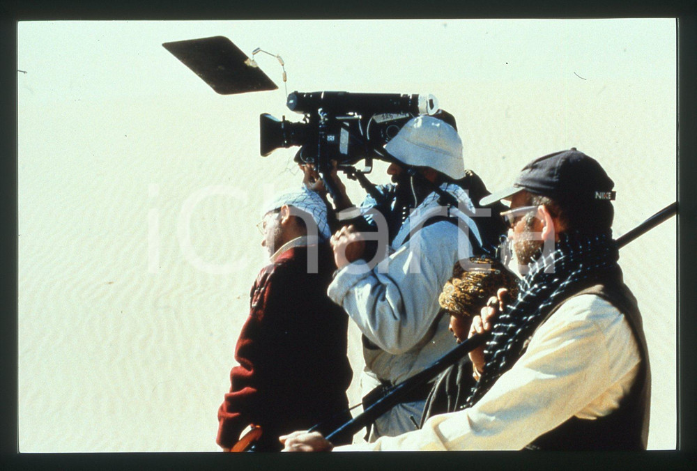 35mm vintage slide*2001 VIAGGIO A KANDAHAR Il regista Mohsen MAKHMALBAF sul set  Diapositiva d'epoca, in formato 35 mm.CONDIZIONI: GOODE' severamente vietata la riproduzione. Tutti i diritti sono riservati. ICharta mette in vendita, sul negozio eBay e in esclusiva sul sito "icharta" il proprio archivio composto da numerose diapositive e negativi fotografici d'epoca, tutti originali e autentici, che attraversano la storia del costume italiano tra gli la fine degli anni Sessanta e Novanta.Si tratta di uno sguardo inedito sull'attualit&agrave;, la politica, la vita quotidiana, il gossip e la cultura, che fotografa il cambiamento della nazione in quest'ultimo scorcio del XX secolo. Un'occasione unica per il mercato del collezionismo, che vede finalmente disponibile un archivio eccezionale per vastit&agrave;, tematiche e condizioni, in un settore (il negativo fotografico e la diapositiva) di assoluta novit&agrave; e dalle interessanti prospettive di investimento.  originale e autentica 1