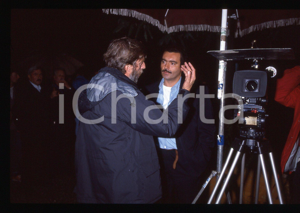 35mm vintage slide 1991 IL COMMISSARIO CORSO Diego ABATANTUONO Alberto SIRONI 2  Diapositiva d'epoca, in formato 35 mm.CONDIZIONI: GOODE' severamente vietata la riproduzione. Tutti i diritti sono riservati. ICharta mette in vendita, sul negozio eBay e in esclusiva sul sito "icharta" il proprio archivio composto da numerose diapositive e negativi fotografici d'epoca, tutti originali e autentici, che attraversano la storia del costume italiano tra gli la fine degli anni Sessanta e Novanta.Si tratta di uno sguardo inedito sull'attualit&agrave;, la politica, la vita quotidiana, il gossip e la cultura, che fotografa il cambiamento della nazione in quest'ultimo scorcio del XX secolo. Un'occasione unica per il mercato del collezionismo, che vede finalmente disponibile un archivio eccezionale per vastit&agrave;, tematiche e condizioni, in un settore (il negativo fotografico e la diapositiva) di assoluta novit&agrave; e dalle interessanti prospettive di investimento.  originale e autentica 1
