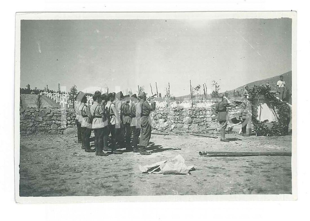 Fotografia d epoca originale 1940 ca s.l. Cimitero di guerra  Cerimonia militare Foto 9x6 cm 1