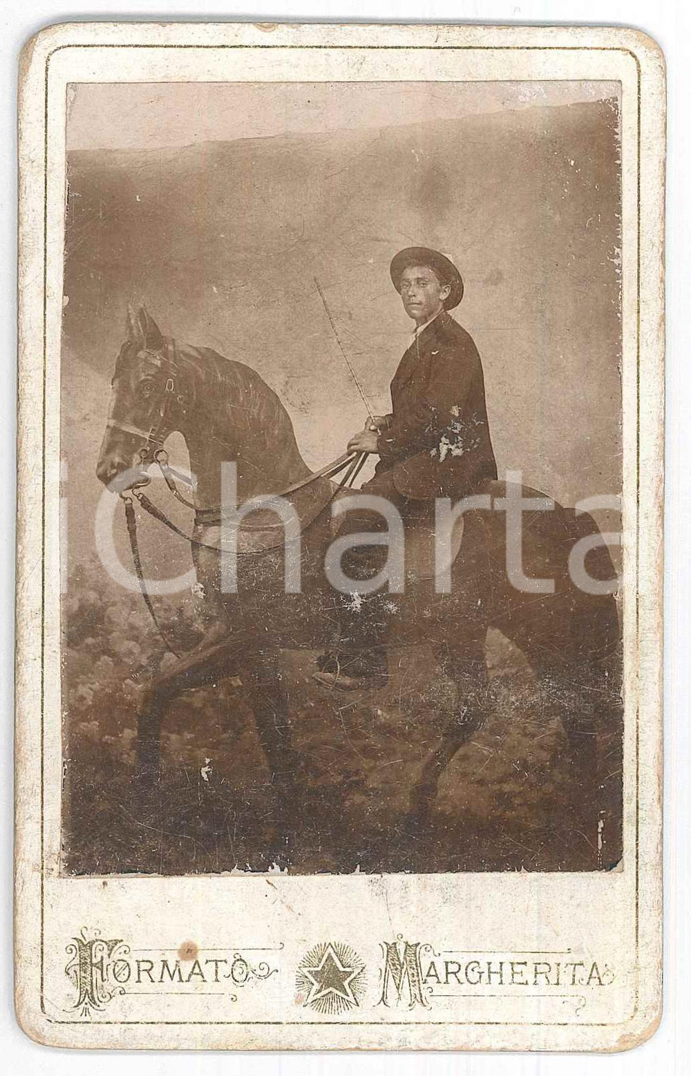 Fotografia d epoca originale 1890 ca COSTUME ITALIA Giovane uomo a cavallo  Ritratto su sagoma  Foto 8x13 1