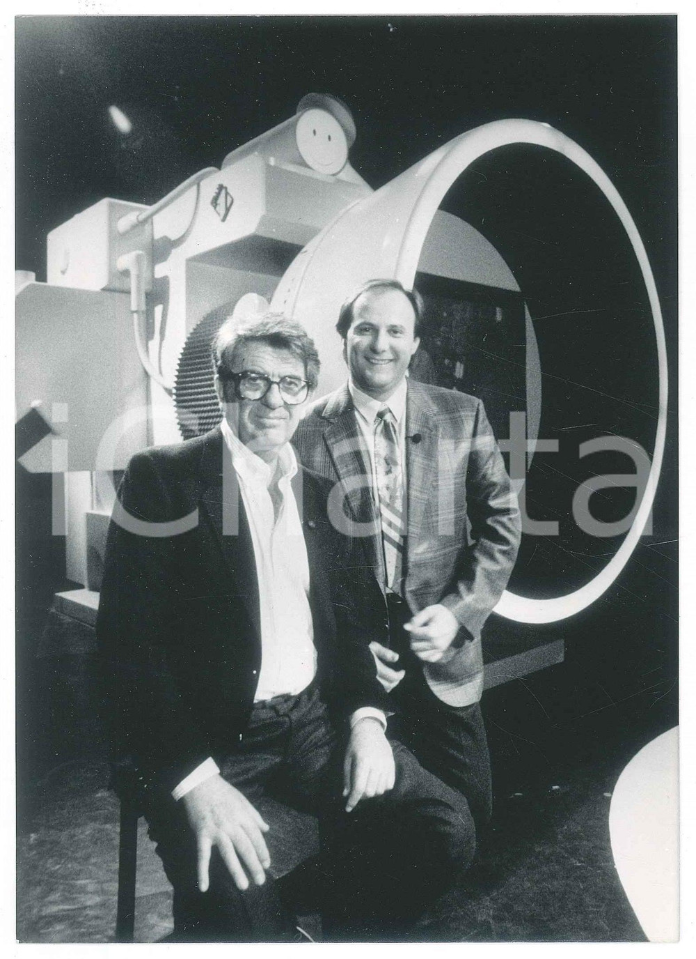 1990 ca TV "Candid Camera Show" - Nanni LOY Gerry SCOTTI (4) Foto Fotografia di agenzia. CONDIZIONI:GOOD/buonoFORMATO: 13x18 cm originale e autentica 1