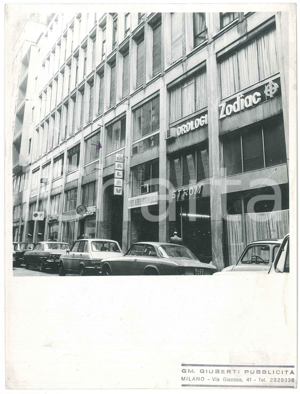 Fotografia d epoca originale 1972 MILANO Affissioni MALEV Linee aeree ungheresi OROLOGI ZODIAC Foto 18x24 cm 1