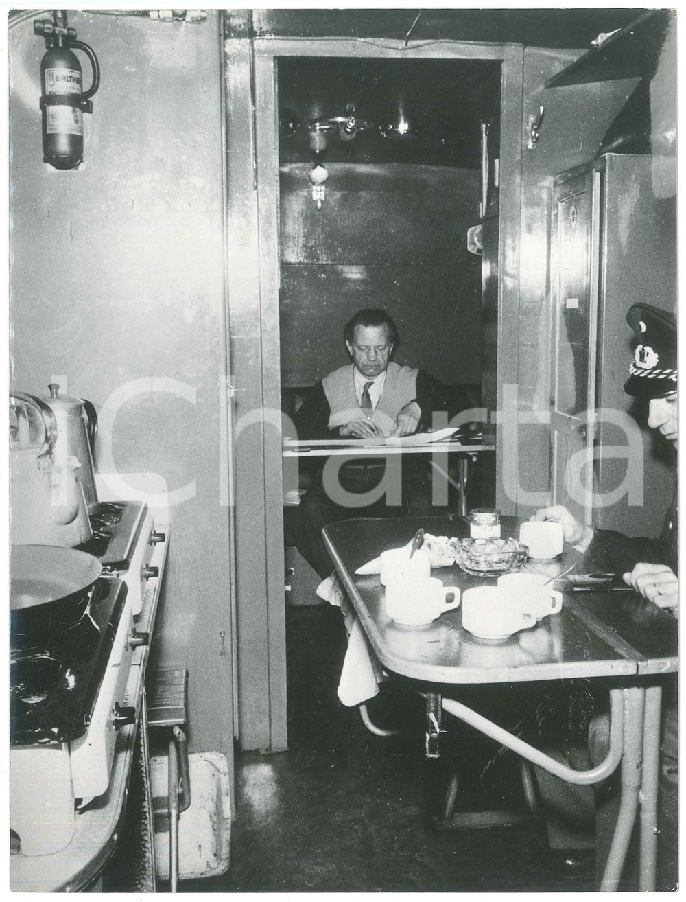 Fotografia d epoca originale 1960 ca DEUTSCHLAND  POLIZEI  Agenti in alloggio di servizio Foto 18x24 cm 1