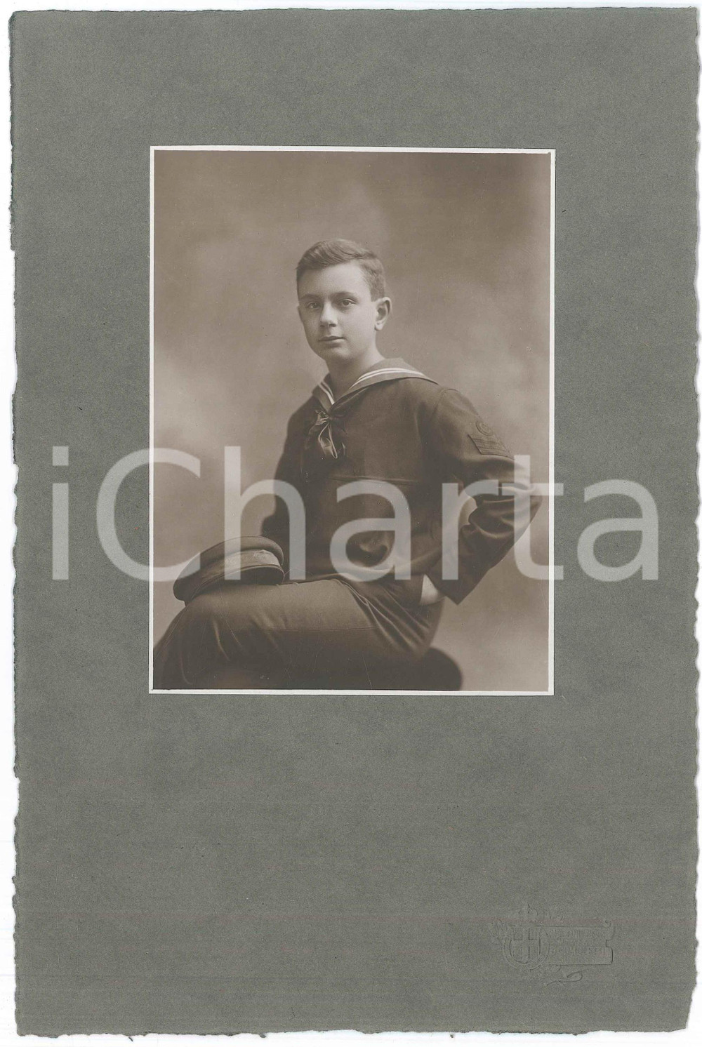1910 ca MILANO Ragazzo vestito alla marinara - Ritratto (2) Foto GUIGONI & BOSSI Fotografia originale d'epoca, su cartoncino morbido.Velina protettiva originale. CONDIZIONI:GOOD/buonoFORMATO: 16x25 cm originale e autentica 1
