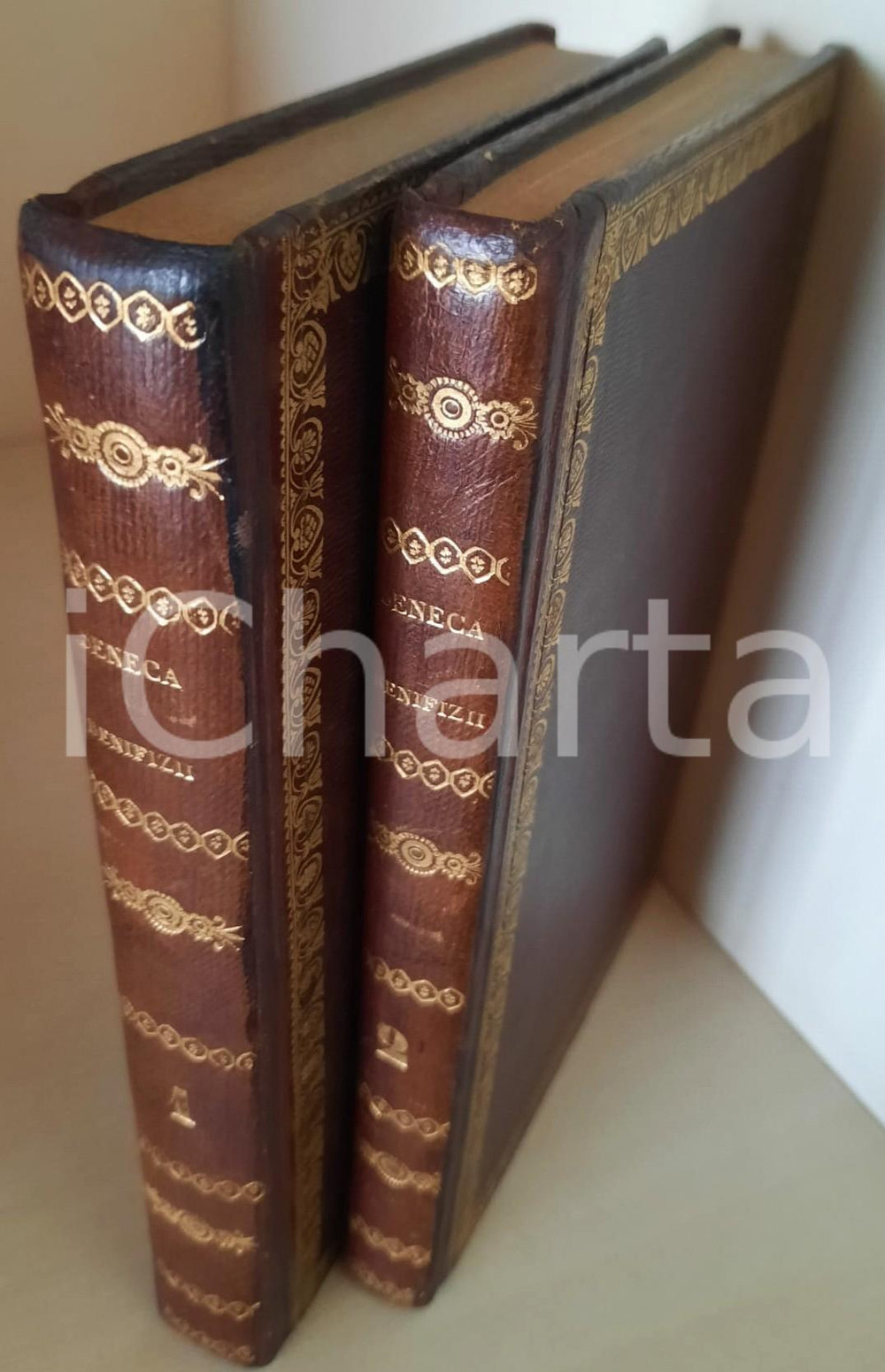 1830 SENECA Dei benefizii - Volgarizzamento Benedetto VARCHI *2 voll. Legatura editoriale in mezza pelle, con fregi e titoli dorati ai piatti e al dorso.Opera in 2 volumi. Incisione all'antiporta del vol. I protetta da velina.Incollato all'interno un diploma che indica come l'oper fu donata in premio a un alunno del Ginnasio Convitto dei Padri Barnabiti di Monza.EDITORE: Milano - Gaetano SchiepattiPAGINE: 290 + 228 CONDIZIONI:GOOD/buono qualche segno d'uso ai piattiFORMATO: 14x22 cm originale e autentica 1