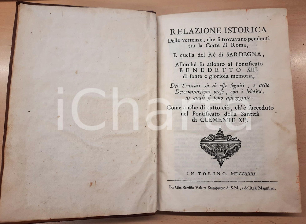 1731 Relazione istorica delle vertenze tra la Corte di Roma e quella di Sardegna Legatura coeva in pelle con fregi e titoli dorati al dorso.Volume contenente la "Relazione istorica delle vertenze, che si trovano pendenti tra la Corte di Roma, e quella del Re di Sardegna, Allorché fu assonto al Pontificato Benedetto XII" cui segue il "Volume delle prove, e dei documenti allegati".EDITORE: Torino - Giovanni Battista ValettaPAGINE: 146 + 204 CONDIZIONI:POOR/danneggiato buone condizioni interne, ma rosure e danni evidenti ai piattiFORMATO: 22x32 cm originale e autentica 1