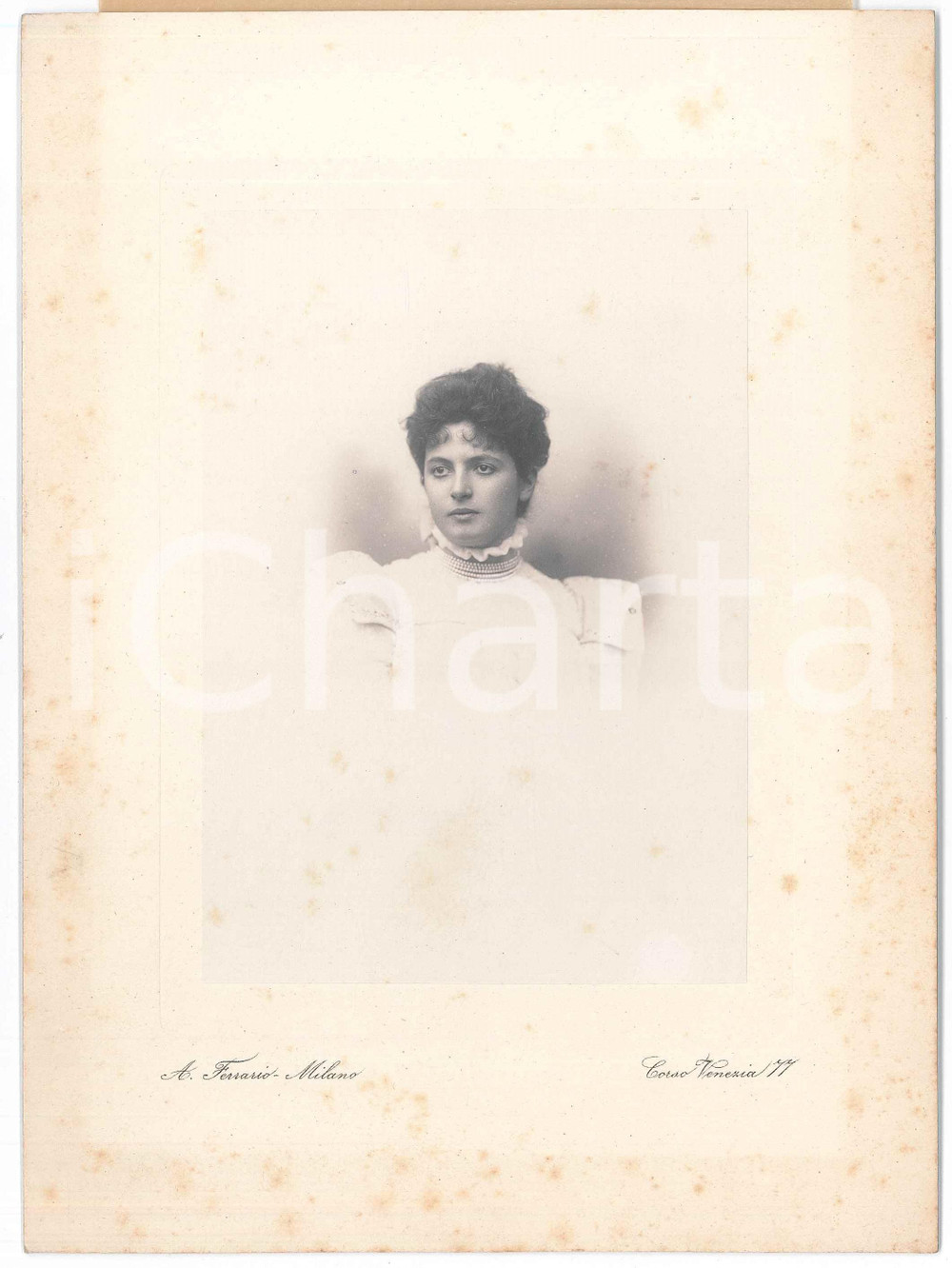 Fotografia d epoca originale 1895 ca MILANO Ritratto di donna in bianco  Foto Achille FERRARIO 1
