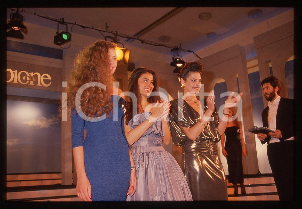 35mm vintage slide*1988 CAMPIONE D'ITALIA Simona VENTURA MISS UNIVERSO ITALIA 21 Diapositiva d'epoca, in formato 35 mm.Nella diapositiva appare anche Alessandro Benvenuti. CONDIZIONI: GOODE' severamente vietata la riproduzione. Tutti i diritti sono riservati. ICharta mette in vendita, sul negozio eBay e in esclusiva sul sito "icharta" il proprio archivio composto da numerose diapositive e negativi fotografici d'epoca, tutti originali e autentici, che attraversano la storia del costume italiano tra gli la fine degli anni Sessanta e Novanta.Si tratta di uno sguardo inedito sull'attualit&agrave;, la politica, la vita quotidiana, il gossip e la cultura, che fotografa il cambiamento della nazione in quest'ultimo scorcio del XX secolo. Un'occasione unica per il mercato del collezionismo, che vede finalmente disponibile un archivio eccezionale per vastit&agrave;, tematiche e condizioni, in un settore (il negativo fotografico e la diapositiva) di assoluta novit&agrave; e dalle interessanti prospettive di investimento.  originale e autentica 1