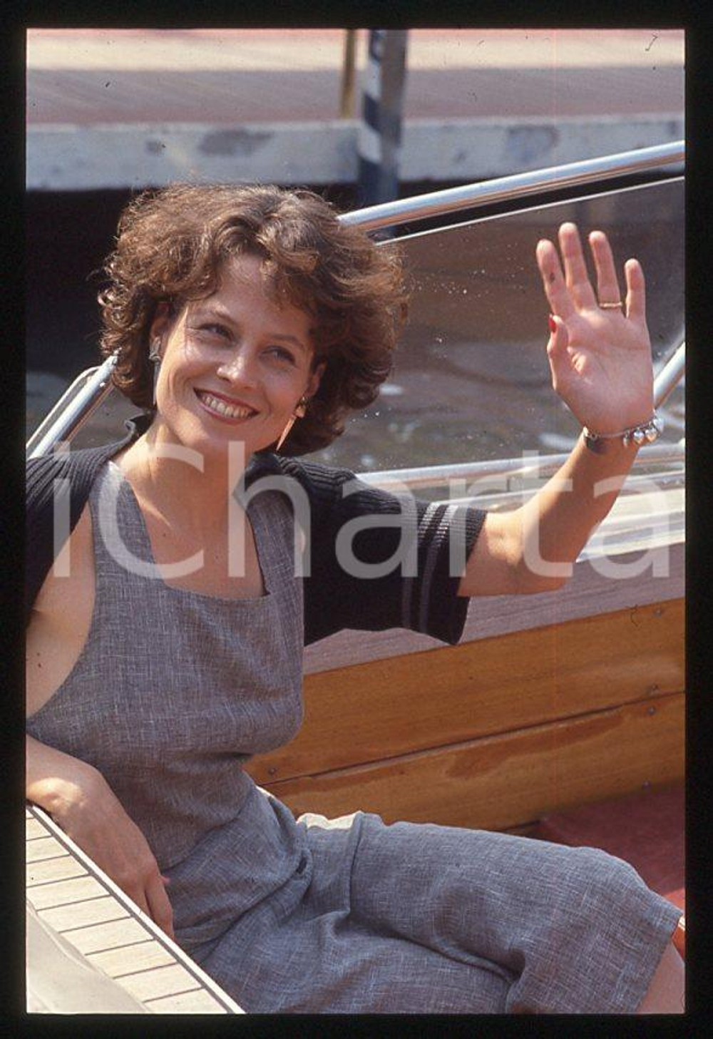 1995 ca Sigourney WEAVER Festival del cinema VENEZIA *35 mm vintage slide 5 Â Diapositiva d'epoca, in formato 35 mm.CONDIZIONI: GOODE' severamente vietata la riproduzione. Tutti i diritti sono riservati.ICharta mette in vendita, sul negozio eBay e in esclusiva sul sito "icharta"Â il proprio archivio composto da numerose diapositive e negativi fotografici d'epoca, tutti originali e autentici, che attraversano la storia del costume italiano tra gli la fine degli anni Sessanta e Novanta.Si tratta di uno sguardo inedito sull'attualitÃ , la politica, la vita quotidiana, il gossip e la cultura, che fotografa il cambiamento della nazione in quest'ultimo scorcio del XX secolo.Â Un'occasione unica per il mercato del collezionismo, che vede finalmente disponibile un archivio eccezionale per vastitÃ , tematiche e condizioni, in un settore (il negativo fotografico e la diapositiva) di assoluta novitÃ  e dalle interessanti prospettive di investimento.Â  CONDIZIONI:GOOD/buono originale e autentica 1