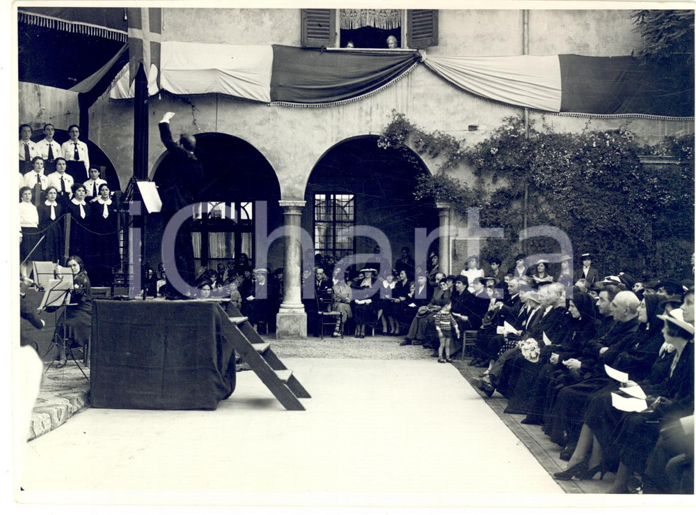 1945 ca VERONA Istituto Campostrini - Saggio scolastico - Coro in concerto FOTO Fotografia d'epoca.CONDIZIONI: FAIR (lieve piegatura)FORMATO: 17x12 cmFOTOGRAFO: Cav. G. Gerardi - Verona  originale e autentica 1