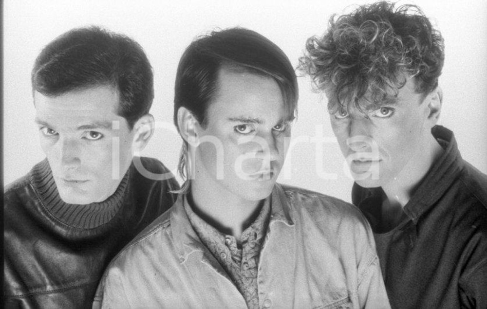 1984 SANREMO CANTON gruppo musicale in "Sonnambulismo" NEGATIVO ORIGINALE 4 Negativo originale in bianco e nero su pellicola.  E' SEVERAMENTE VIETATA LA RIPRODUZIONE.TUTTI I DIRITTI SONO RISERVATI.ICharta mette in vendita, sul negozio eBay e in esclusiva sul sito "icharta" il proprio archivio composto da numerose diapositive e negativi fotografici d'epoca, tutti originali e autentici.Si tratta di uno sguardo inedito sull'attualità, la politica, la vita quotidiana, il gossip e la cultura, che fotografa il cambiamento della nazione (e non solo) tra il 1890 ed il 1990 circa. Un'occasione unica per il mercato del collezionismo, che vede finalmente disponibile un archivio eccezionale per vastità, tematiche e condizioni, in un settore (il negativo fotografico e la diapositiva) di assoluta novità e dalle interessanti prospettive di investimento. CONDIZIONI:FAIR/discretoFORMATO: 35mm originale e autentica 1