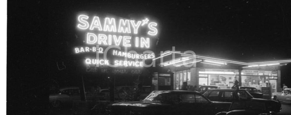 1961 USA Sammy's Drive in Gary (INDIANA) NEGATIVO ORIGINALE Negativo originale in bianco e nero su pellicola. E' SEVERAMENTE VIETATA LA RIPRODUZIONE.TUTTI I DIRITTI SONO RISERVATI.ICharta mette in vendita, sul negozio eBay e in esclusiva sul sito "icharta" il proprio archivio composto da numerose diapositive e negativi fotografici d'epoca, tutti originali e autentici.Si tratta di uno sguardo inedito sull'attualità, la politica, la vita quotidiana, il gossip e la cultura, che fotografa il cambiamento della nazione (e non solo) tra il 1890 ed il 1990 circa. Un'occasione unica per il mercato del collezionismo, che vede finalmente disponibile un archivio eccezionale per vastità, tematiche e condizioni, in un settore (il negativo fotografico e la diapositiva) di assoluta novità e dalle interessanti prospettive di investimento. CONDIZIONI:FAIR/discretoFORMATO: 35mm originale e autentica 1