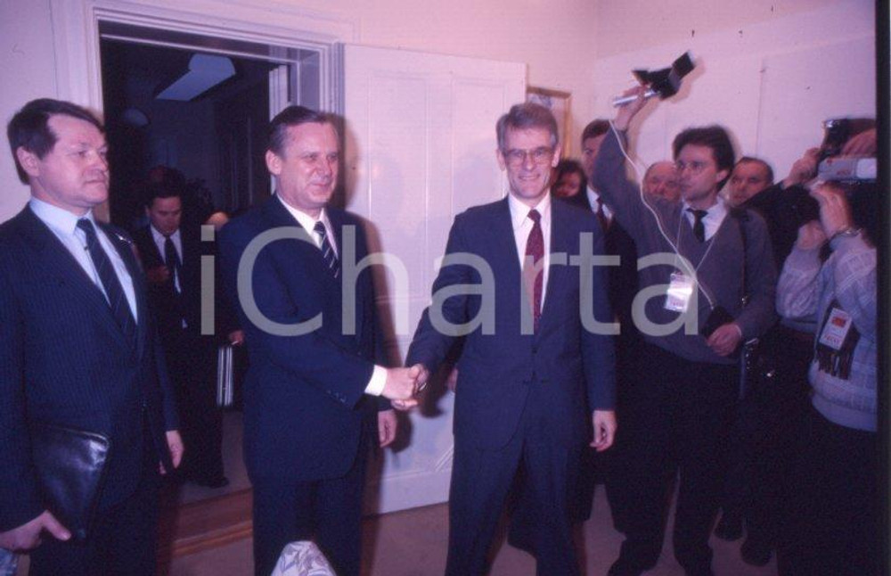 1988 STOCKHOLM Ingvar CARLSSON riceve Nicolai RYZHKOV *35mm vintage slide Positivo originale d'epoca a colori su pellicola.  E' SEVERAMENTE VIETATA LA RIPRODUZIONE.TUTTI I DIRITTI SONO RISERVATI.ICharta mette in vendita, sul negozio eBay e in esclusiva sul sito "icharta" il proprio archivio composto da numerose diapositive e negativi fotografici d'epoca, tutti originali e autentici.Si tratta di uno sguardo inedito sull'attualità, la politica, la vita quotidiana, il gossip e la cultura, che fotografa il cambiamento della nazione (e non solo) tra il 1890 ed il 1990 circa. Un'occasione unica per il mercato del collezionismo, che vede finalmente disponibile un archivio eccezionale per vastità, tematiche e condizioni, in un settore (il negativo fotografico e la diapositiva) di assoluta novità e dalle interessanti prospettive di investimento. CONDIZIONI:FAIR/discretoFORMATO: 35mm originale e autentica 1