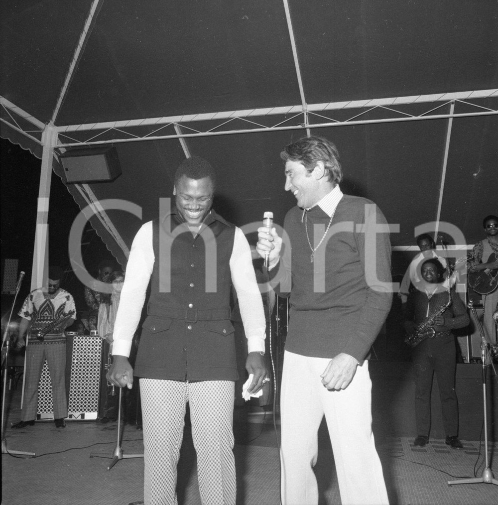 1980 ca Walter CHIARI intervista Joe FRAZIER  NEGATIVO ORIGINALE 1 Negativo originale in bianco e nero su pellicola.  E' SEVERAMENTE VIETATA LA RIPRODUZIONE.TUTTI I DIRITTI SONO RISERVATI.ICharta mette in vendita, sul negozio eBay e in esclusiva sul sito "icharta" il proprio archivio composto da numerose diapositive e negativi fotografici d'epoca, tutti originali e autentici.Si tratta di uno sguardo inedito sull'attualità, la politica, la vita quotidiana, il gossip e la cultura, che fotografa il cambiamento della nazione (e non solo) tra il 1890 ed il 1990 circa. Un'occasione unica per il mercato del collezionismo, che vede finalmente disponibile un archivio eccezionale per vastità, tematiche e condizioni, in un settore (il negativo fotografico e la diapositiva) di assoluta novità e dalle interessanti prospettive di investimento. CONDIZIONI:FAIR/discretoFORMATO: cm 6 x 6 originale e autentica 1