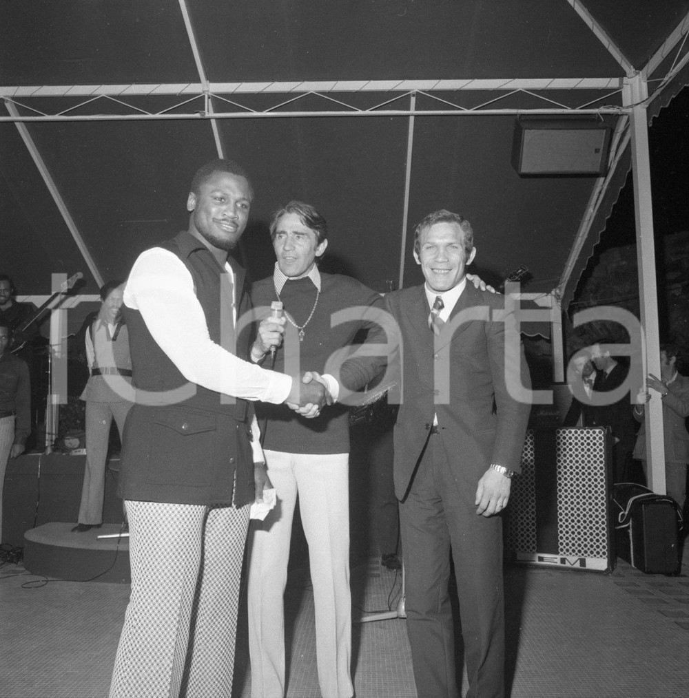 1980 ca Walter CHIARI intervista Joe FRAZIER e Carmelo BOSSI NEGATIVO ORIG. 4 Negativo originale in bianco e nero su pellicola.  E' SEVERAMENTE VIETATA LA RIPRODUZIONE.TUTTI I DIRITTI SONO RISERVATI.ICharta mette in vendita, sul negozio eBay e in esclusiva sul sito "icharta" il proprio archivio composto da numerose diapositive e negativi fotografici d'epoca, tutti originali e autentici.Si tratta di uno sguardo inedito sull'attualità, la politica, la vita quotidiana, il gossip e la cultura, che fotografa il cambiamento della nazione (e non solo) tra il 1890 ed il 1990 circa. Un'occasione unica per il mercato del collezionismo, che vede finalmente disponibile un archivio eccezionale per vastità, tematiche e condizioni, in un settore (il negativo fotografico e la diapositiva) di assoluta novità e dalle interessanti prospettive di investimento. CONDIZIONI:FAIR/discretoFORMATO: cm 6 x 6 originale e autentica 1