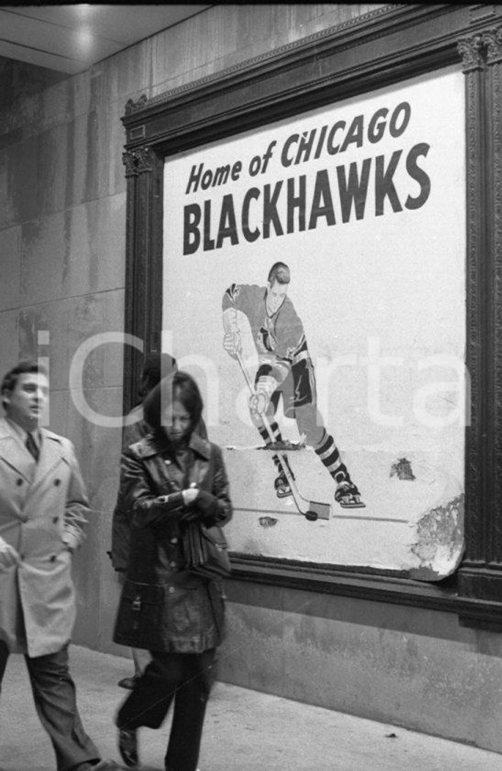 1973 CHICAGO Blackhawks fans Chicago Stadium NEGATIVO ORIGINALE 4 Negativo originale in bianco e nero su pellicola.  E' SEVERAMENTE VIETATA LA RIPRODUZIONE.TUTTI I DIRITTI SONO RISERVATI.ICharta mette in vendita, sul negozio eBay e in esclusiva sul sito "icharta" il proprio archivio composto da numerose diapositive e negativi fotografici d'epoca, tutti originali e autentici.Si tratta di uno sguardo inedito sull'attualità, la politica, la vita quotidiana, il gossip e la cultura, che fotografa il cambiamento della nazione (e non solo) tra il 1890 ed il 1990 circa. Un'occasione unica per il mercato del collezionismo, che vede finalmente disponibile un archivio eccezionale per vastità, tematiche e condizioni, in un settore (il negativo fotografico e la diapositiva) di assoluta novità e dalle interessanti prospettive di investimento. CONDIZIONI:FAIR/discretoFORMATO: 35mm originale e autentica 1