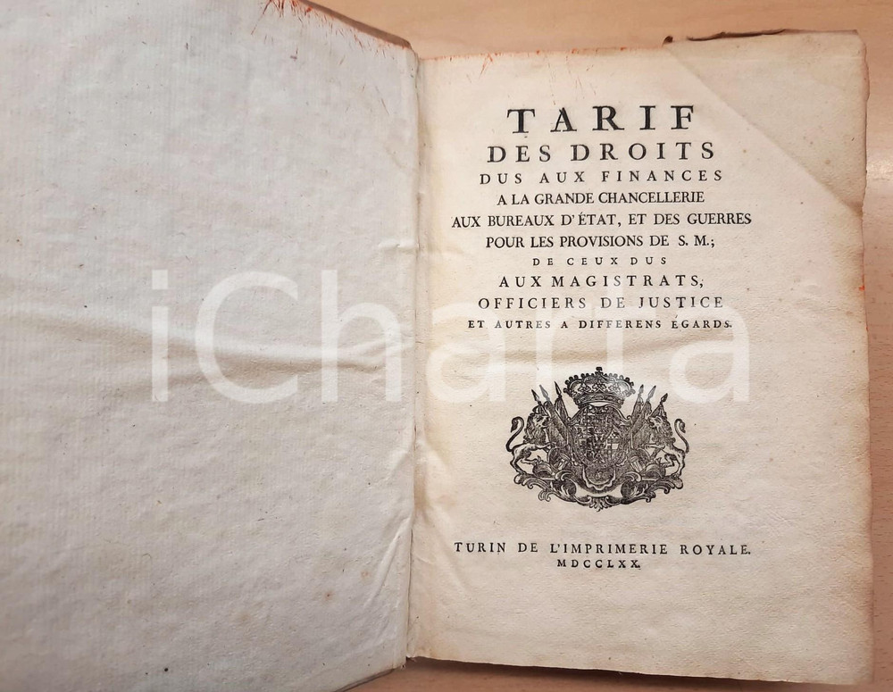 1770 REGNO DI SARDEGNA Tarif des droits dus aux finances à la grande chancelerie Legatura coeva con copertina cartonata rigida rivestita in pergamena. Titolo manoscritto al dorso.Titolo completo: "Tarif des droits dus aux finances à la Grande Chancellerie aux bureaux d'Etat, et des guerres pour les provisions de S.M.; de ceux dus aux magistrats, officiers de justice et autres à differens égards".EDITORE: Torino - Imprimerie RoyalePAGINE: 420 CONDIZIONI:FAIR/discreto buone condizioni interne, piegatura al frontespizio e alla copertaFORMATO: 19x26 cm originale e autentica 1