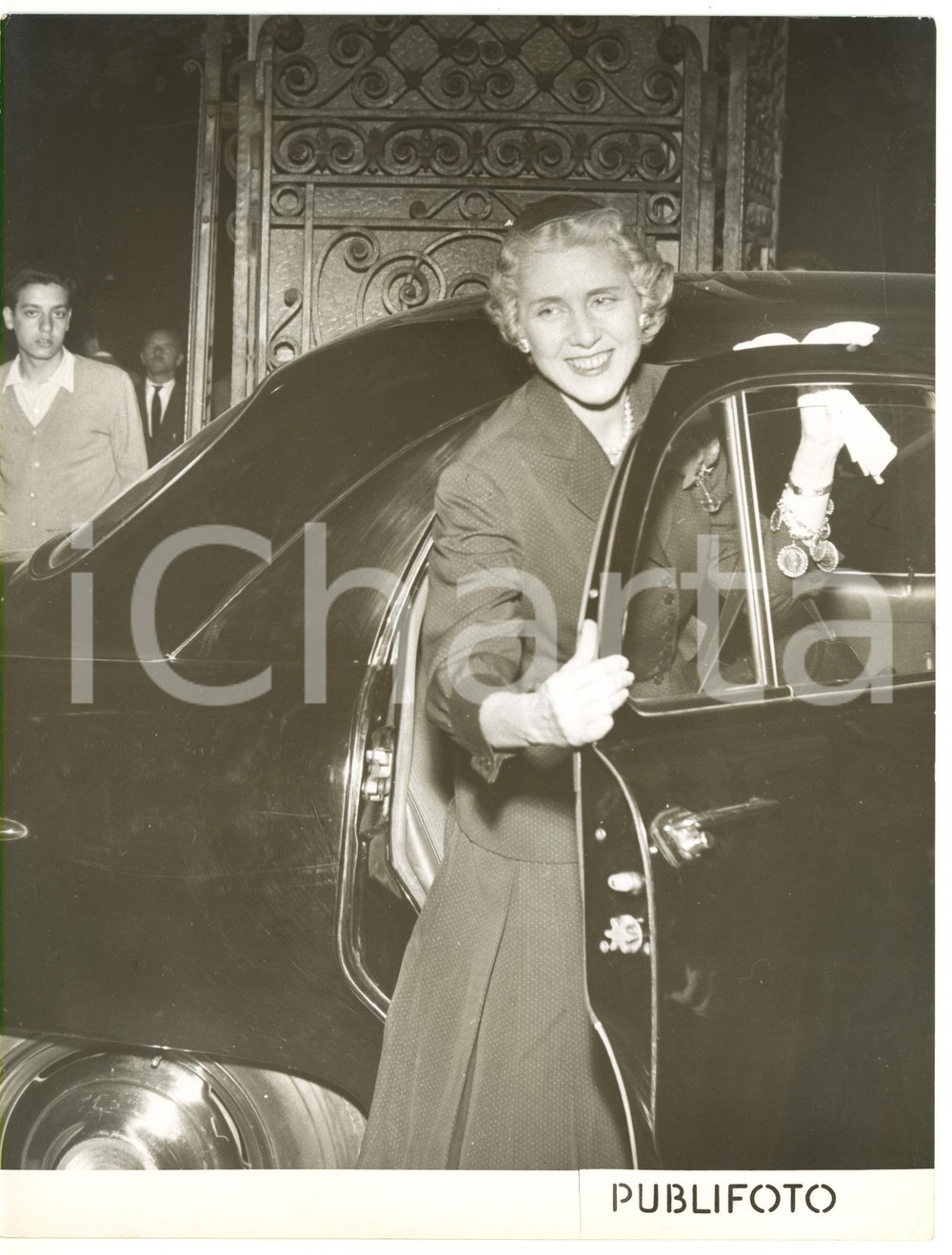 1953 GENOVA Arrivo Clare BOOTHE LUCE ambasciatrice USA in visita ufficiale Fotografia d'epoca. CONDIZIONI: G (ma piccola piegatura all'angolo inferiore destro)FORMATO: 18x24 cm  originale e autentica 1
