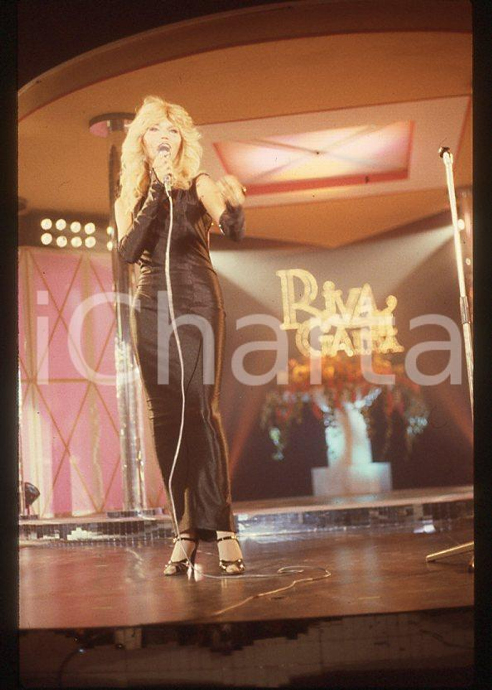 Fotografia d epoca originale Amanda LEAR canta a RIVA DEL GARDA 1983  35 mm vintage slide 56 1