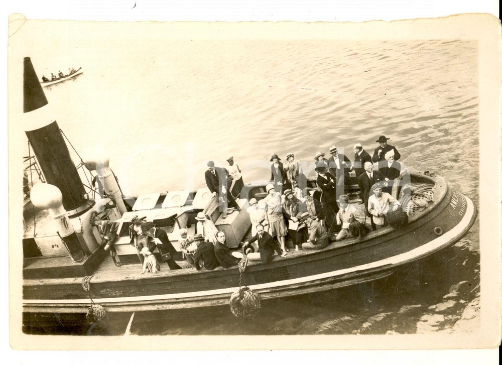 Fotografia d epoca originale 1926 CIVITAVECCHIA RM Turisti e sacerdote in gita su battello Foto 18x13 1