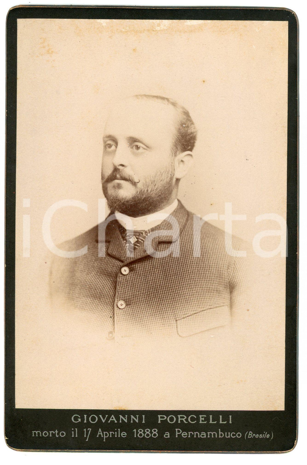 1888 MILANO In memoria di Giovanni PORCELLI morto a PERNAMBUCO Foto Giulio ROSSI Fotografia d'epoca, montata su cartoncino rigido. CONDIZIONI:FAIR/discreto Lievi ondulature, leggera bruniture al rectoFORMATO: 11x16 cm  originale e autentica 1