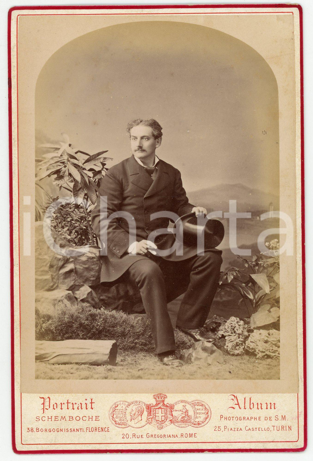1880 ROMA Ritratto di gentiluomo con cilindro - Foto SCHEMBOCHE 10x16 cm Fotografia d'epoca, montata su cartoncino morbido. CONDIZIONI:FAIR/discreto Cartoncino lievemente ondulato, lievi brunitureFORMATO: 10x16 cm  originale e autentica 1