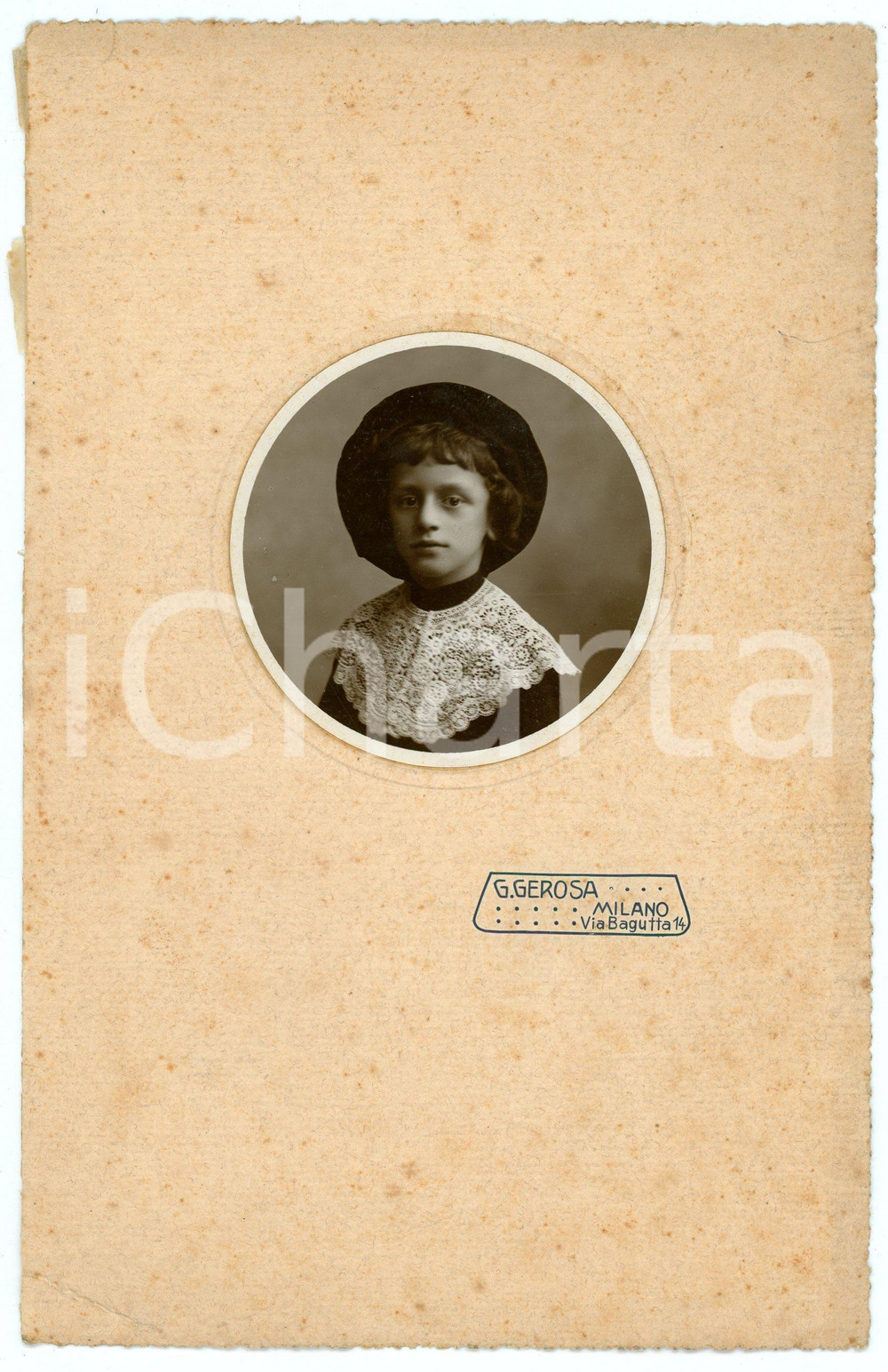 1890 ca MILANO Bambino con collo in pizzo - Ritratto - Foto G. GEROSA 13x21 cm Fotografia d'epoca, montata su cartoncino morbido. CONDIZIONI:FAIR/discreto Bruniture, strappi e residuo di incollature al supporto in cartoncinoFORMATO: 13x21 cm  originale e autentica 1