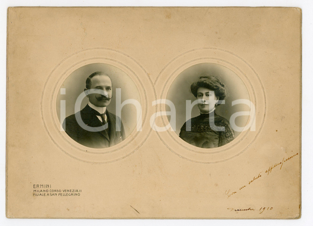 1910 MILANO Marito e moglie - Ritratto di coppia - Foto ERMINI 23x16 cm Fotografia d'epoca, montata su cartoncino rigido. CONDIZIONI:POOR/danneggiato Bruniture, macchie al verso, lievi ammaccature agli angoliFORMATO: 23x16 cm  originale e autentica 1