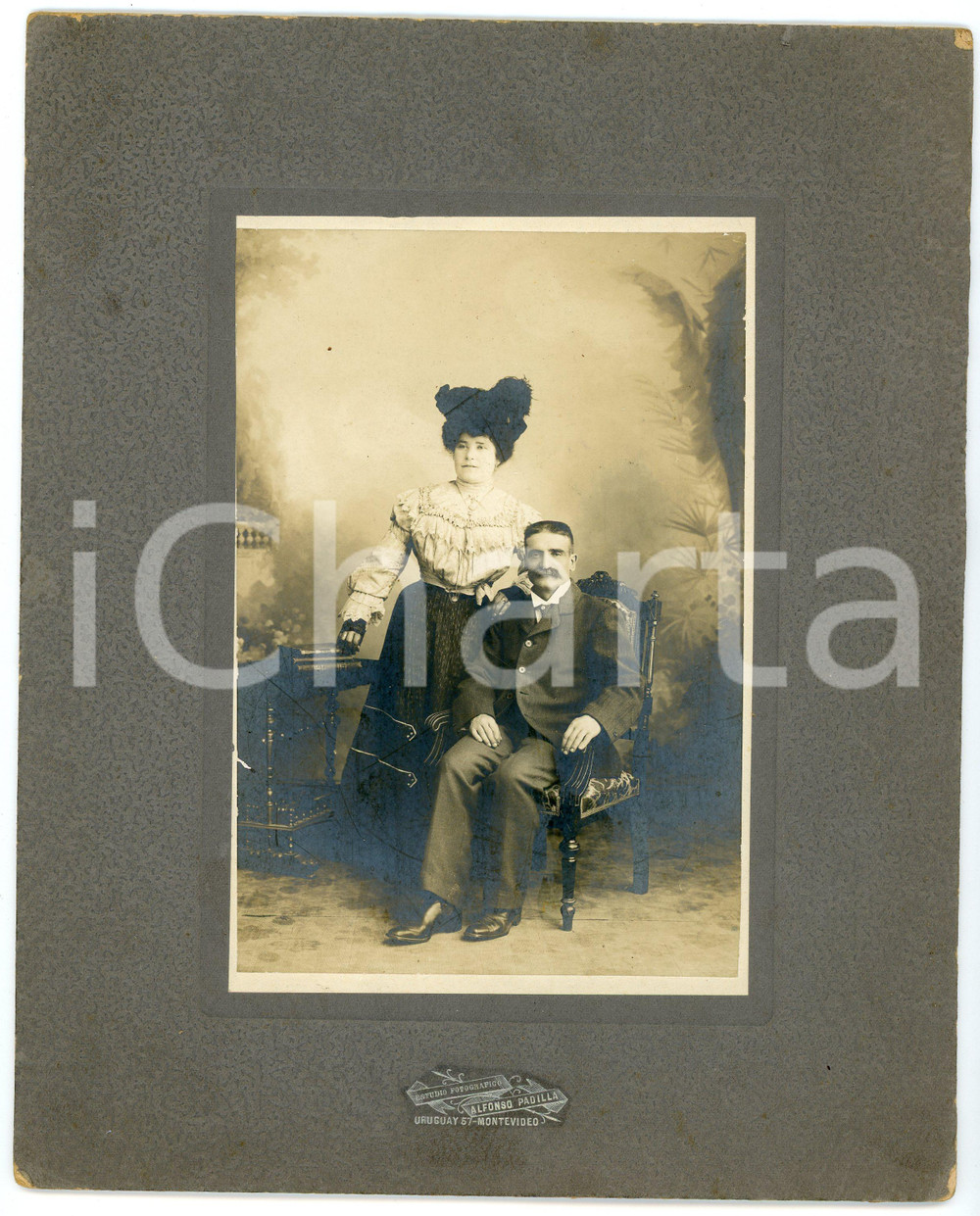 1910 ca MONTEVIDEO Ritratto di G.B. LAGHI con la moglie - Foto Alfonso PADILLA Fotografia d'epoca, montata su cartoncino rigido. CONDIZIONI:POOR/danneggiato Lieve ondulatura al cartoncino, abrasioni e ammaccature agli angoliFORMATO: 20x24 cm  originale e autentica 1