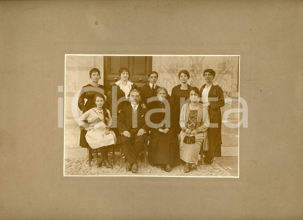 1910 ca ITALIA - COSTUME La famiglia del Prof. P. LAGHI Foto 30x24 cm Fotografia d'epoca, montata su cartoncino rigido.Con didascalia al verso. CONDIZIONI:FAIR/discreto Lieve ondulatura al cartoncino, ammaccature agli angoliFORMATO: 30x24 cm  originale e autentica 1