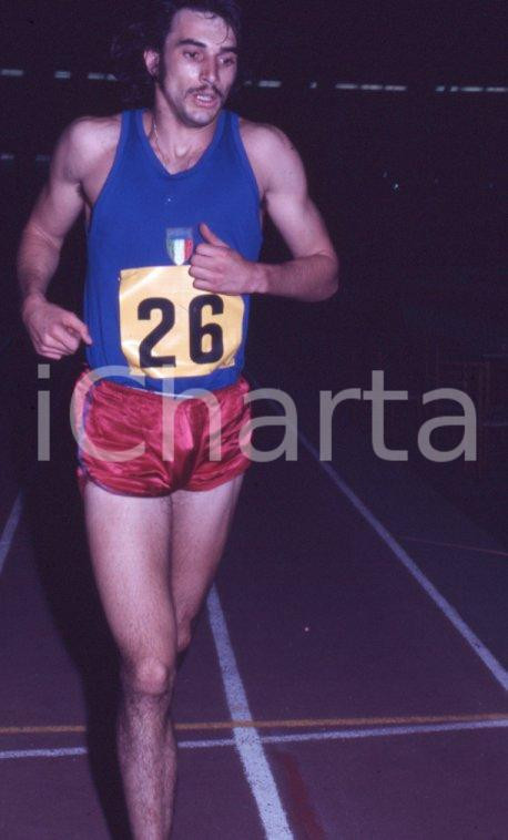 Marcello FIASCONARO recordman mondiale 800 mt 1'43" 7 1973 *35mm vintage slide 2 Diapositiva d'epoca, in formato 35 mm. E' severamente vietata la riproduzione. Tutti i diritti sono riservati.  ICharta mette in vendita, sul negozio eBay e in esclusiva sul sito "icharta" il proprio archivio composto da numerose diapositive e negativi fotografici d'epoca, tutti originali e autentici, che attraversano la storia del costume tra la fine degli anni Sessanta e Novanta.Si tratta di uno sguardo inedito sull'attualità, la politica, la vita quotidiana, il gossip e la cultura, che fotografa il cambiamento della nazione in quest'ultimo scorcio del XX secolo. Un'occasione unica per il mercato del collezionismo, che vede finalmente disponibile un archivio eccezionale per vastità, tematiche e condizioni, in un settore (il negativo fotografico e la diapositiva) di assoluta novità e dalle interessanti prospettive di investimento.  CONDIZIONI:GOOD/buonoFORMATO: 35mm originale e autentica 1