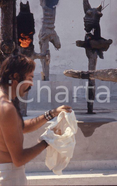 35th Venice Biennale Esposizione internazionale d'arte 1970 35mm vintage slide 1 Diapositiva d'epoca, in formato 35 mm. E' severamente vietata la riproduzione. Tutti i diritti sono riservati.  ICharta mette in vendita, sul negozio eBay e in esclusiva sul sito "icharta" il proprio archivio composto da numerose diapositive e negativi fotografici d'epoca, tutti originali e autentici, che attraversano la storia del costume tra la fine degli anni Sessanta e Novanta.Si tratta di uno sguardo inedito sull'attualità, la politica, la vita quotidiana, il gossip e la cultura, che fotografa il cambiamento della nazione in quest'ultimo scorcio del XX secolo. Un'occasione unica per il mercato del collezionismo, che vede finalmente disponibile un archivio eccezionale per vastità, tematiche e condizioni, in un settore (il negativo fotografico e la diapositiva) di assoluta novità e dalle interessanti prospettive di investimento.  CONDIZIONI:FAIR/discretoFORMATO: 35mm originale e autentica 1