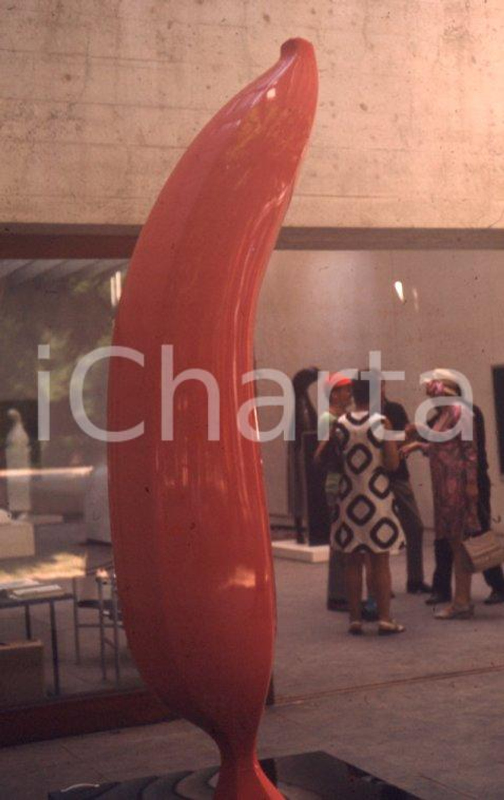 35th Venice Biennale Esposizione internazionale d'arte 1970 35mm vintage slide 5 Diapositiva d'epoca, in formato 35 mm. E' severamente vietata la riproduzione. Tutti i diritti sono riservati.  ICharta mette in vendita, sul negozio eBay e in esclusiva sul sito "icharta" il proprio archivio composto da numerose diapositive e negativi fotografici d'epoca, tutti originali e autentici, che attraversano la storia del costume tra la fine degli anni Sessanta e Novanta.Si tratta di uno sguardo inedito sull'attualità, la politica, la vita quotidiana, il gossip e la cultura, che fotografa il cambiamento della nazione in quest'ultimo scorcio del XX secolo. Un'occasione unica per il mercato del collezionismo, che vede finalmente disponibile un archivio eccezionale per vastità, tematiche e condizioni, in un settore (il negativo fotografico e la diapositiva) di assoluta novità e dalle interessanti prospettive di investimento.  CONDIZIONI:GOOD/buonoFORMATO: 35mm originale e autentica 1